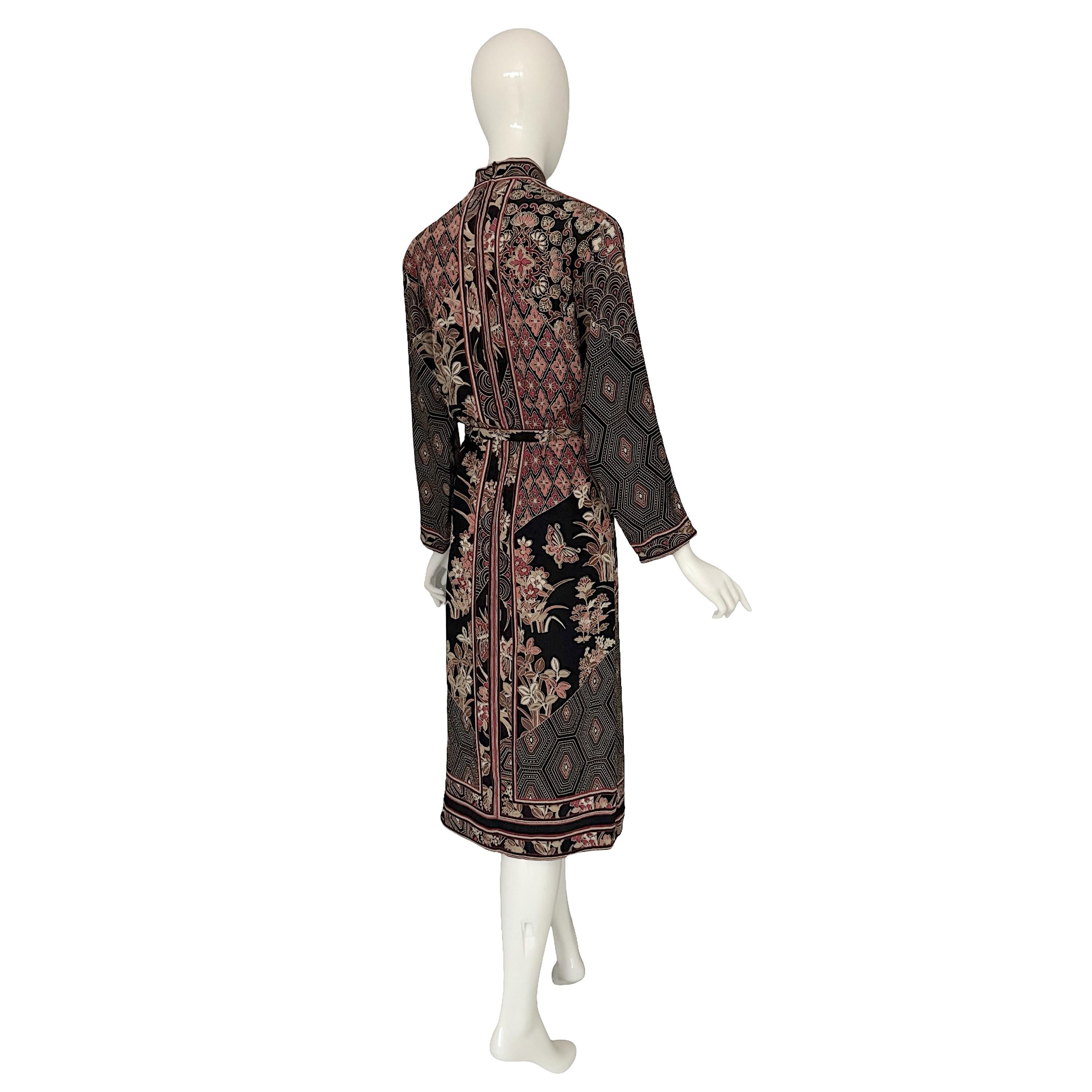 Leonard Paris Vintage Crêpe 100% soie  Robe fourreau à manches longues à imprimé asiatique en vente 5