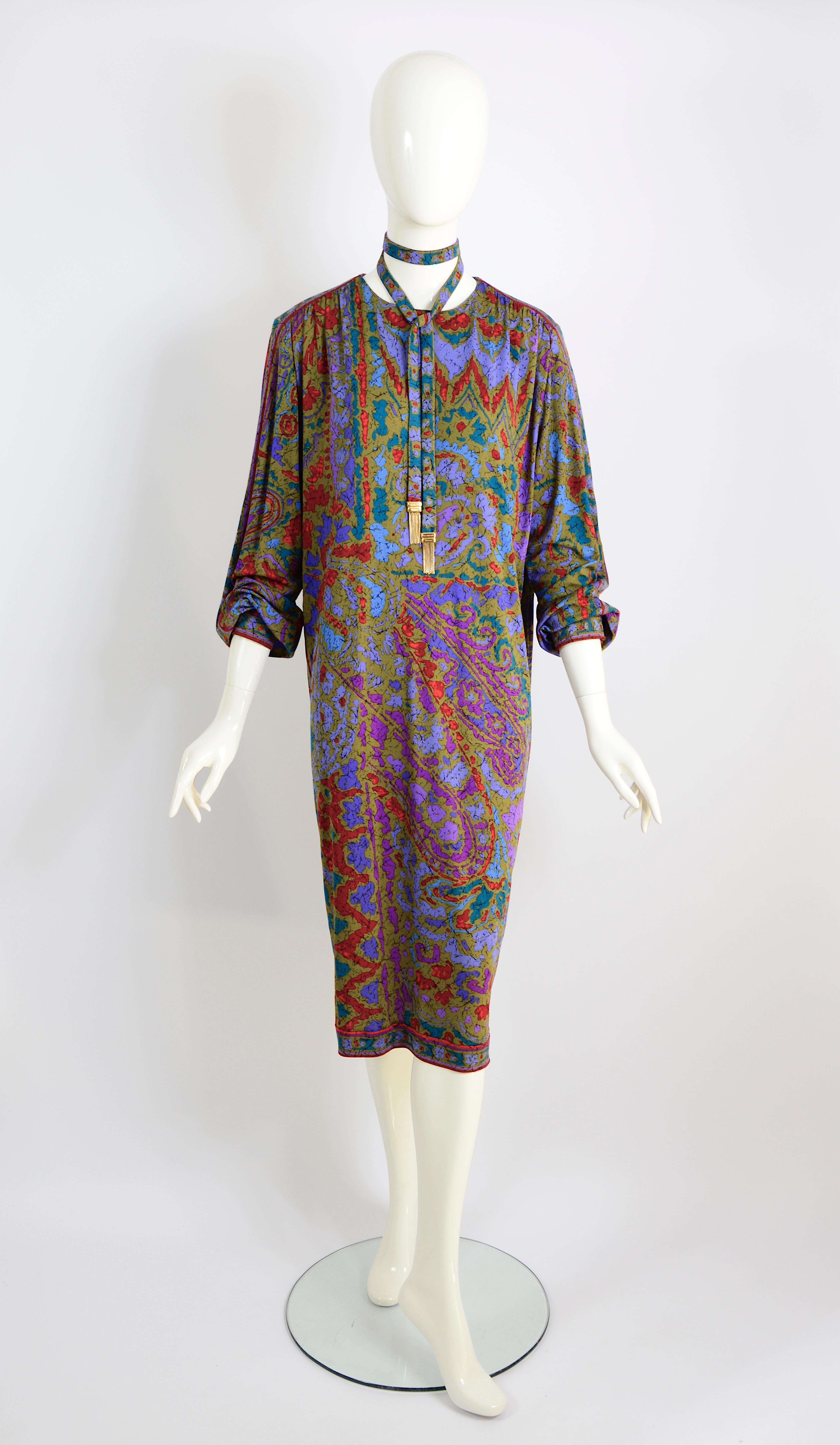 Leonard Paris 1980s Vintage Kleid
Dieses atemberaubende Vintage-Kleid von Leonard Paris aus den 1980er Jahren ist mit einem signierten Druck versehen und wird mit einem passenden signierten Gürtel geliefert. Es ist aus luxuriösem Mikado-Seidenstoff