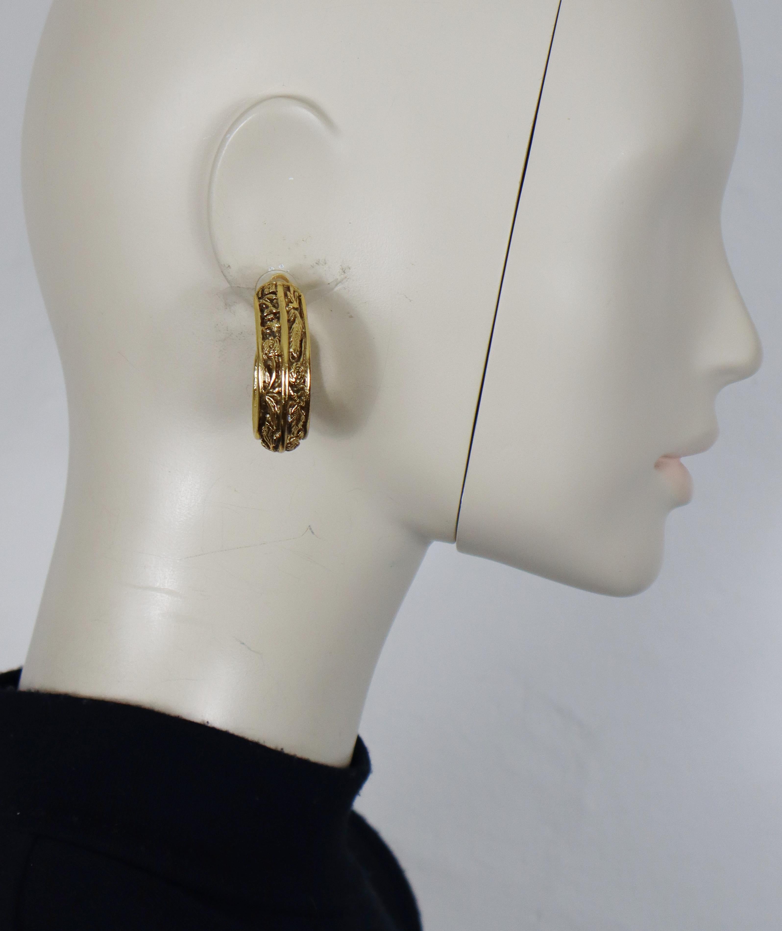 LEONARD PARIS vintage antiqued gold tone hoop earrings (clip-on) featuring a floral motif.

Embossed LEONARD PARIS.

Indicative measurements : height approx. 3.8 cm (1.50 inches) / max. width approx. 3.2 cm (1.26 inches).

Weight per earring :