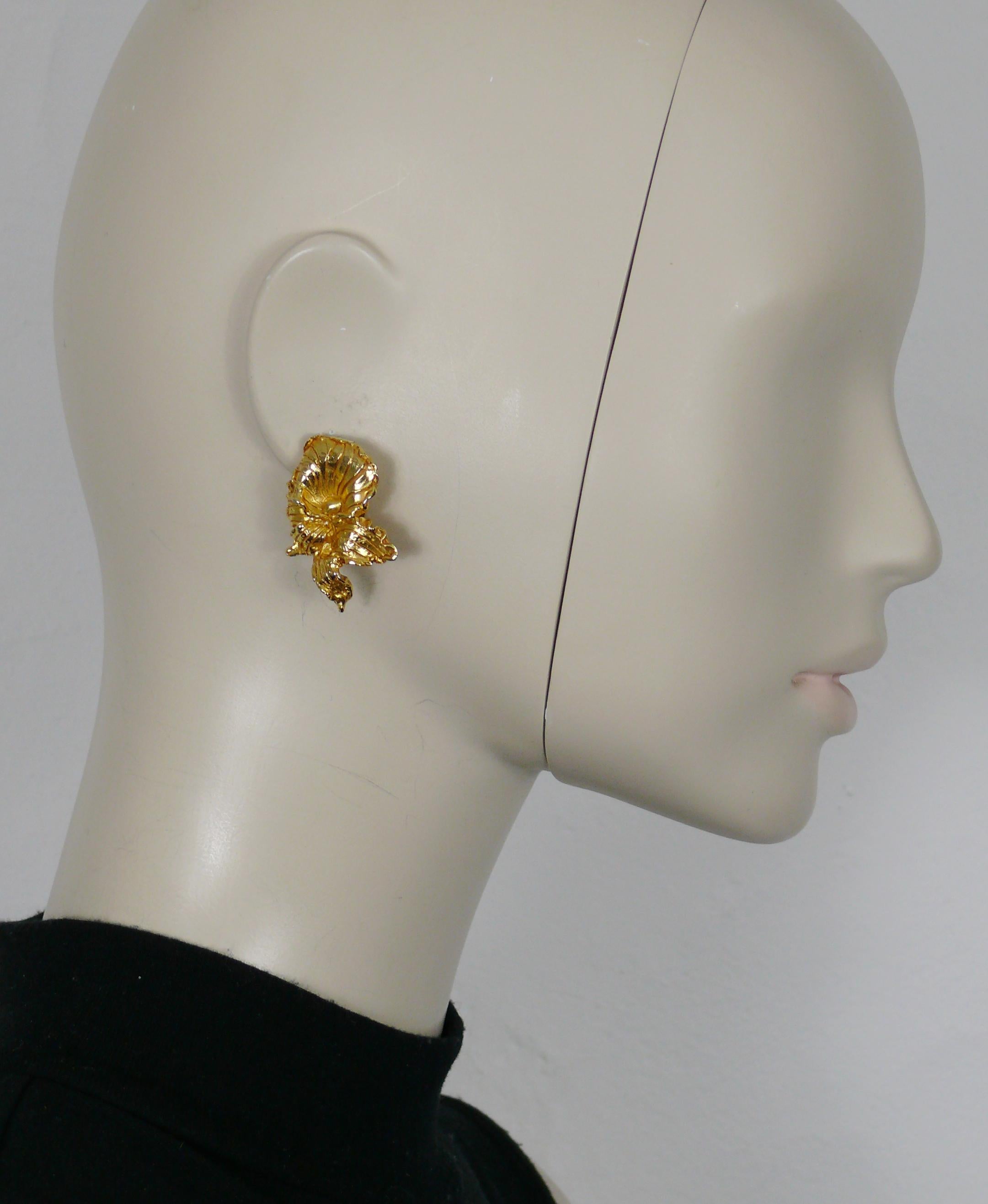 LEONARD PARIS vintage gold tone orchid clip-on earrings.

Embossed LEONARD PARIS.

Indicative measurements : height approx. 3.5 cm (1.38 inches) / max. width approx. 2.7 cm (1.06 inches).

Weight per earring : approx. 9 grams.

Materials : Gold tone