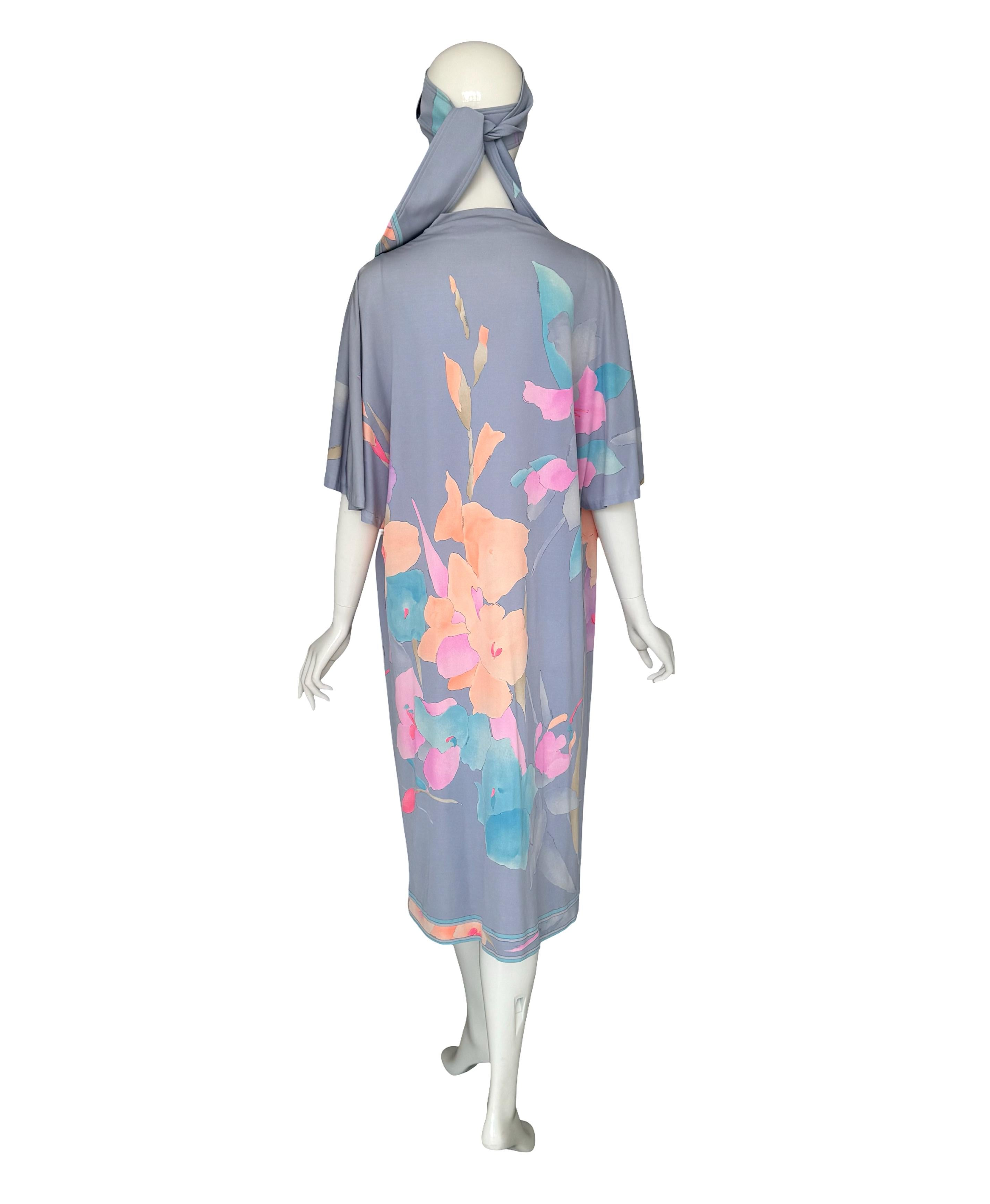 Leonard Paris Vintage signiert Floral Kaftan Kleid mit passendem Gürtel Schal, 1980er Jahre (Grau) im Angebot