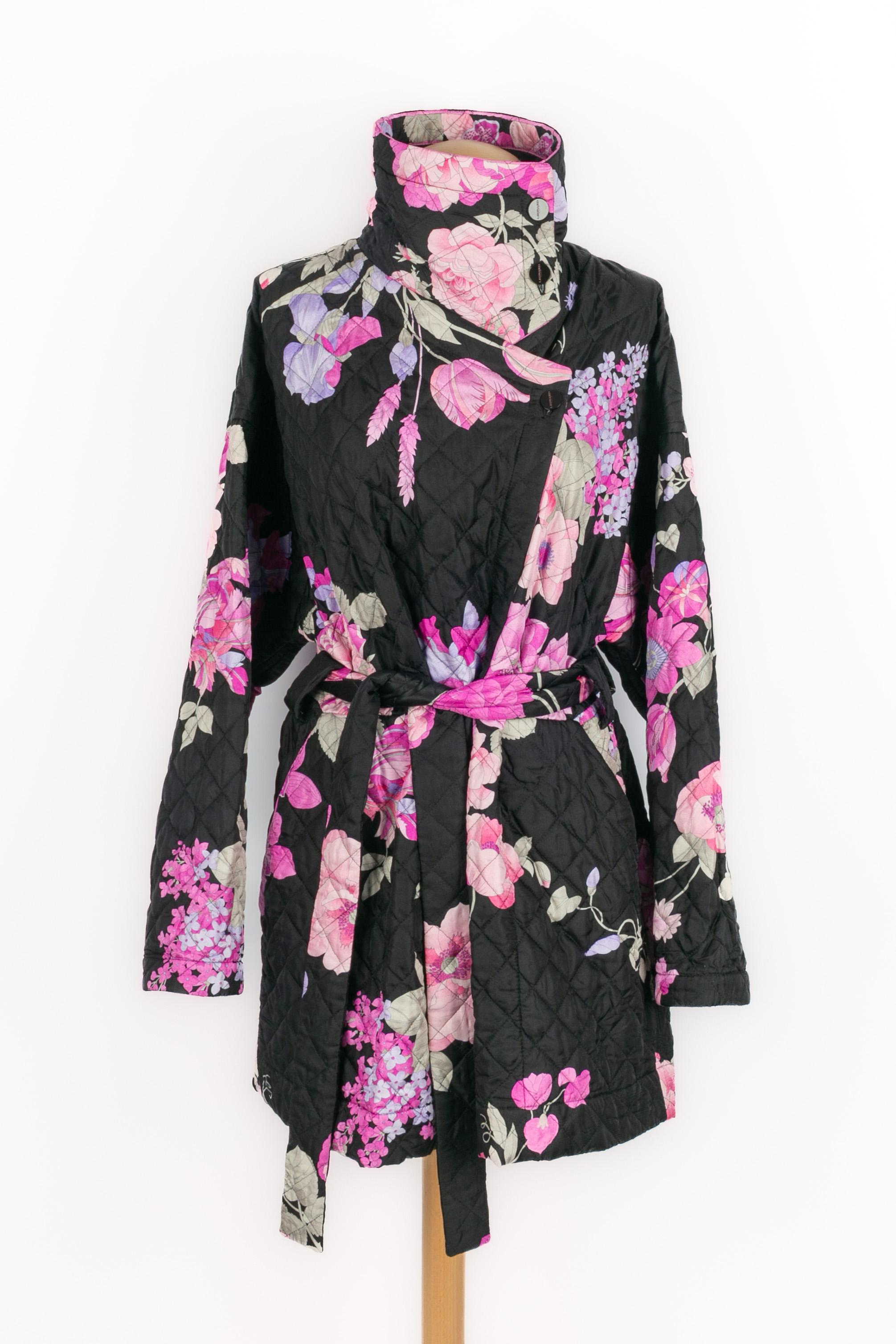 LÉONARD - (Made in Italy) Quilted black silk jacket decorated with pink and purple flowers. Size label missing, it fits a 38FR.

Condition:
Very good condition

Dimensions:
Shoulder width: 45 cm - Sleeve length: 61 cm - Length: 91 cm

SKU:M36


