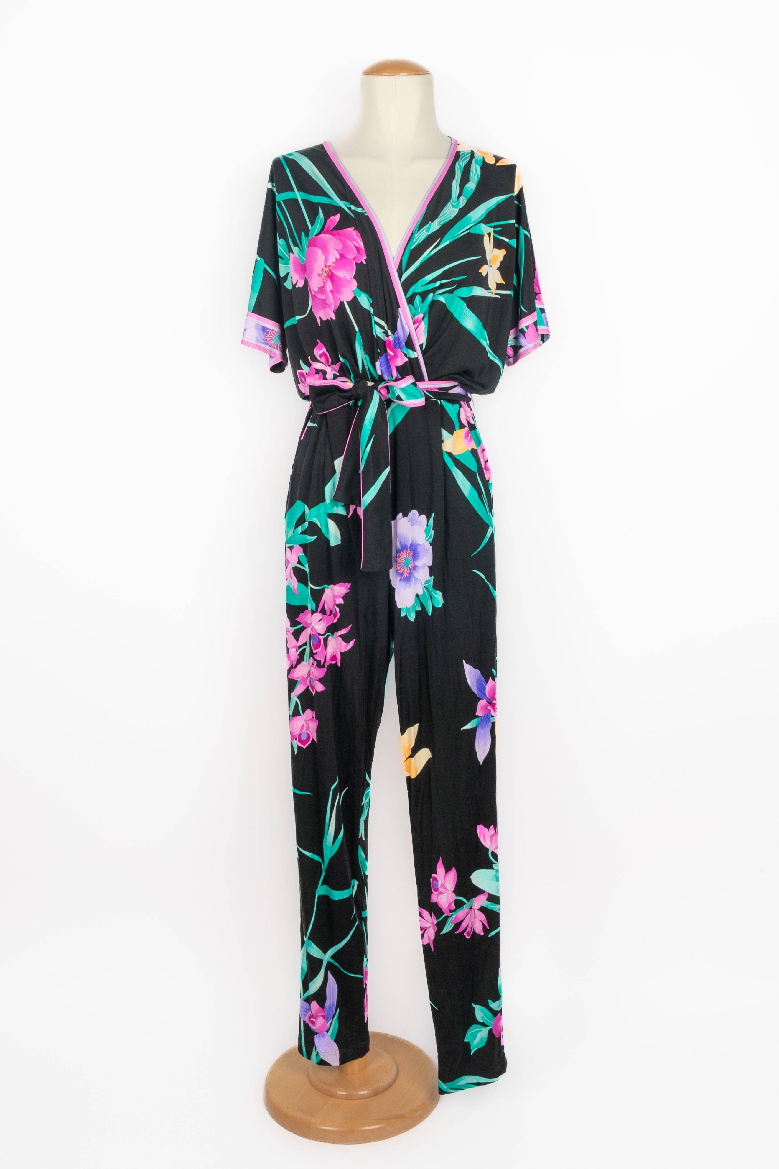 LÉONARD - (Made in Italy) Short-sleeve stretch silk jumpsuit with a pink, purple, and green flower pattern on a black background. Size 40.

Condition:
Very good condition

Dimensions:
Chest: 50 cm - Waist: 35 cm - Sleeve length: 30 cm - Length: