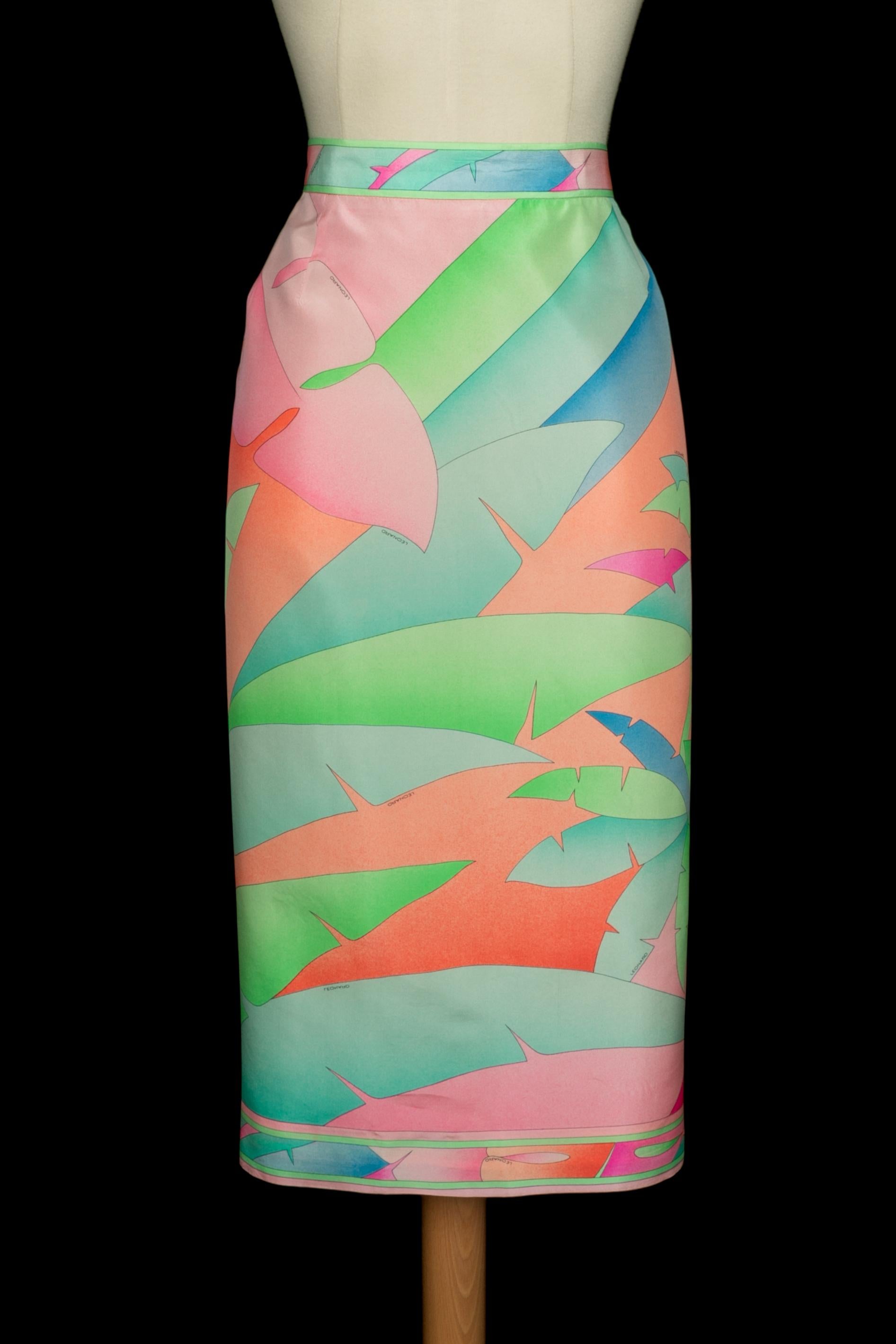 LÉONARD - Abito-gonna in seta verde, blu e rosa. Manca l'etichetta con la taglia, ma si adatta a una 42FR/44FR.

Condizioni:
Ottime condizioni

Dimensioni:
Giacca: Larghezza spalle: 45 cm - Lunghezza maniche: 58 cm - Lunghezza: 62 cm // Gonna: 40 cm