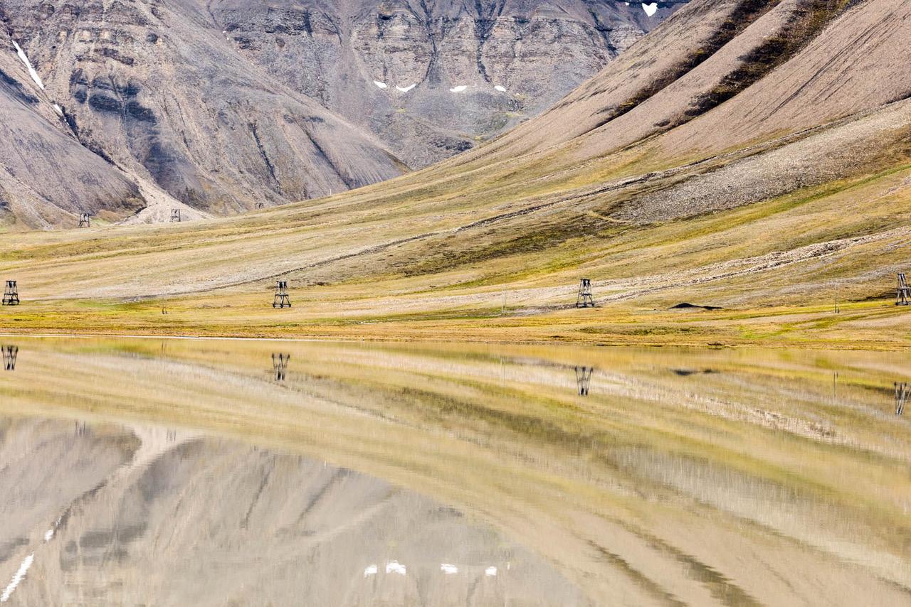 Leonard Sussman Landscape Photograph – Reflektionen und Bergbauausrüstung, Dokumentar-Reiselandschaftsfotografie