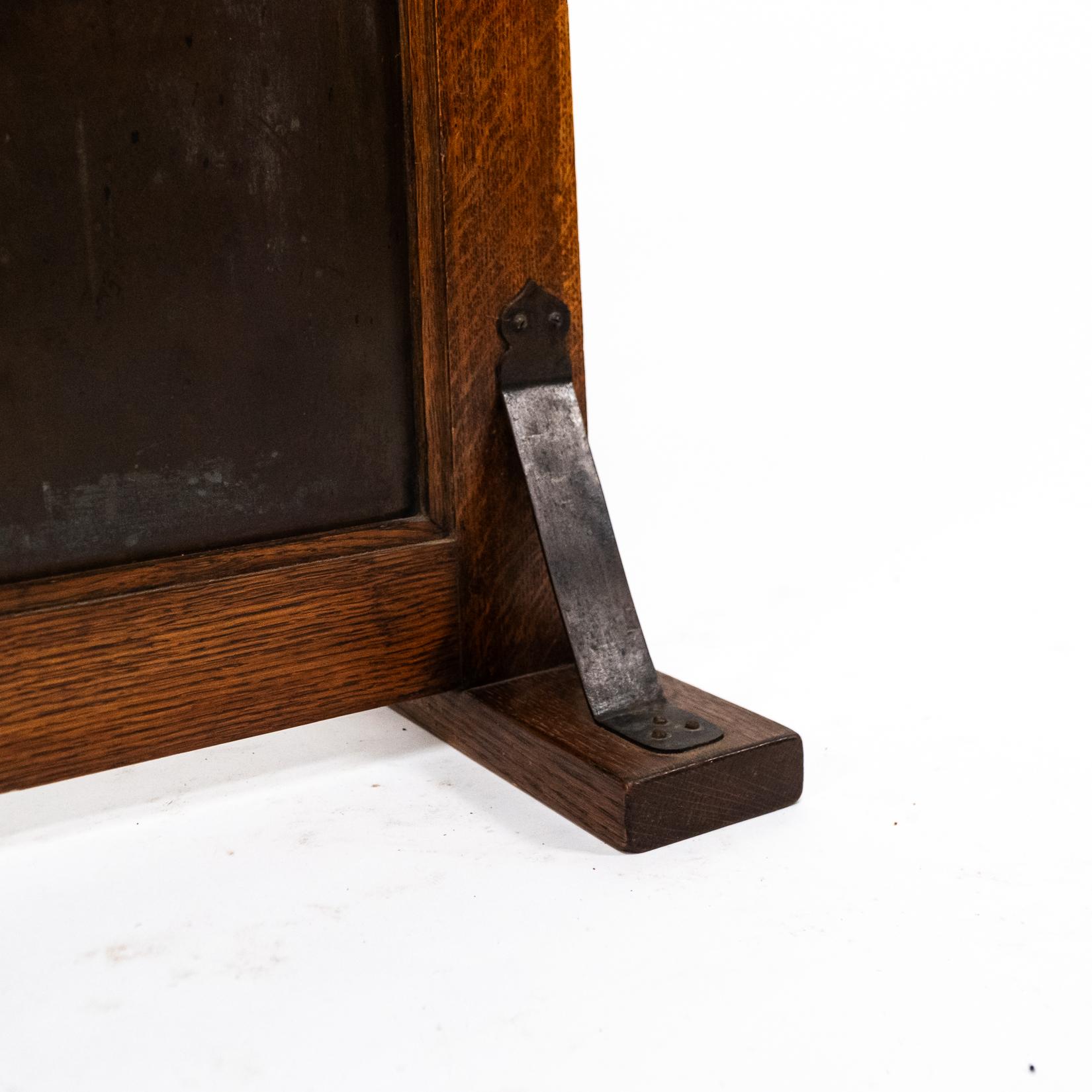 Leonard Wyburd, attri. Un raro parafuoco in Oak di Liberty & Co. in vendita 3