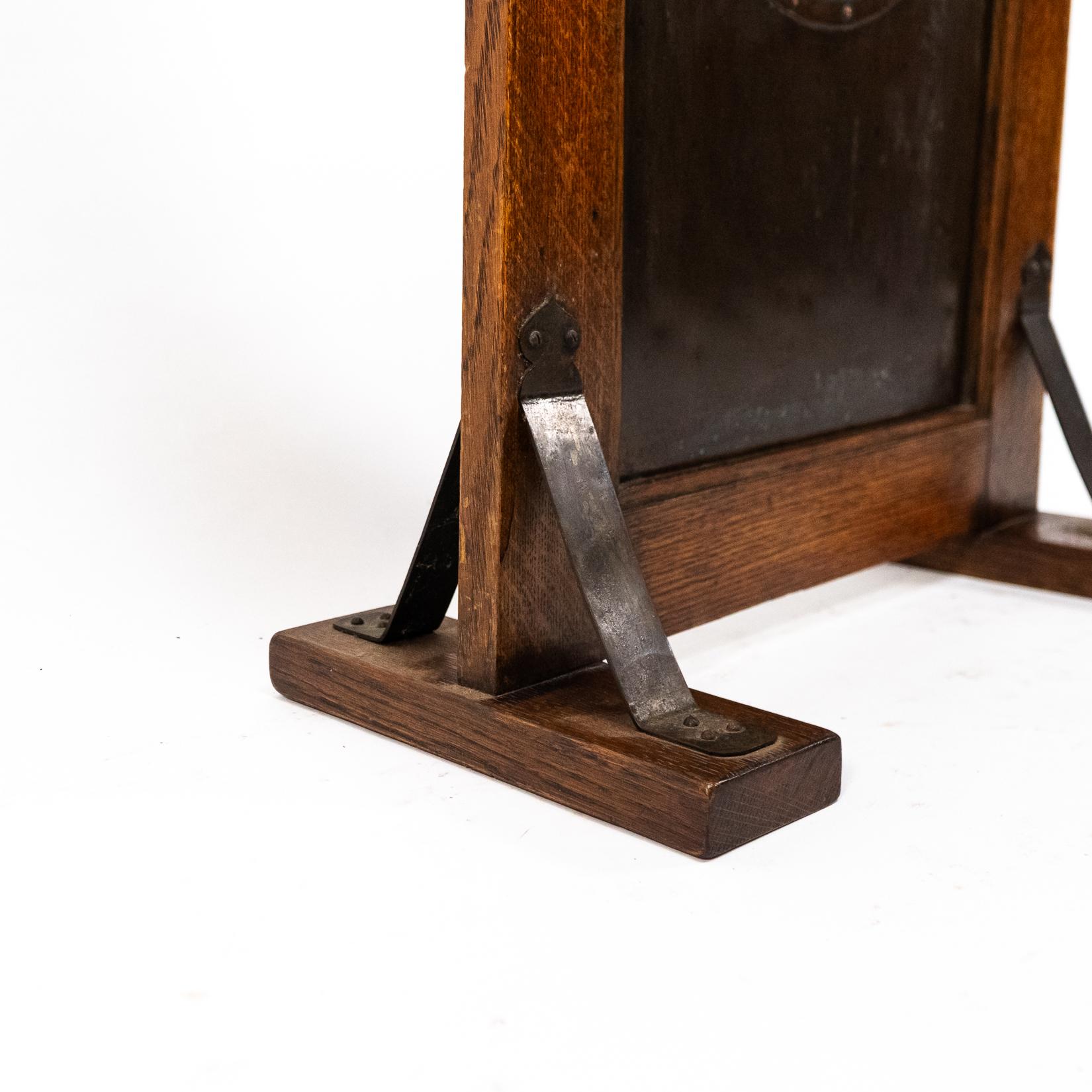 Leonard Wyburd, attri. Un raro parafuoco in Oak di Liberty & Co. in vendita 4