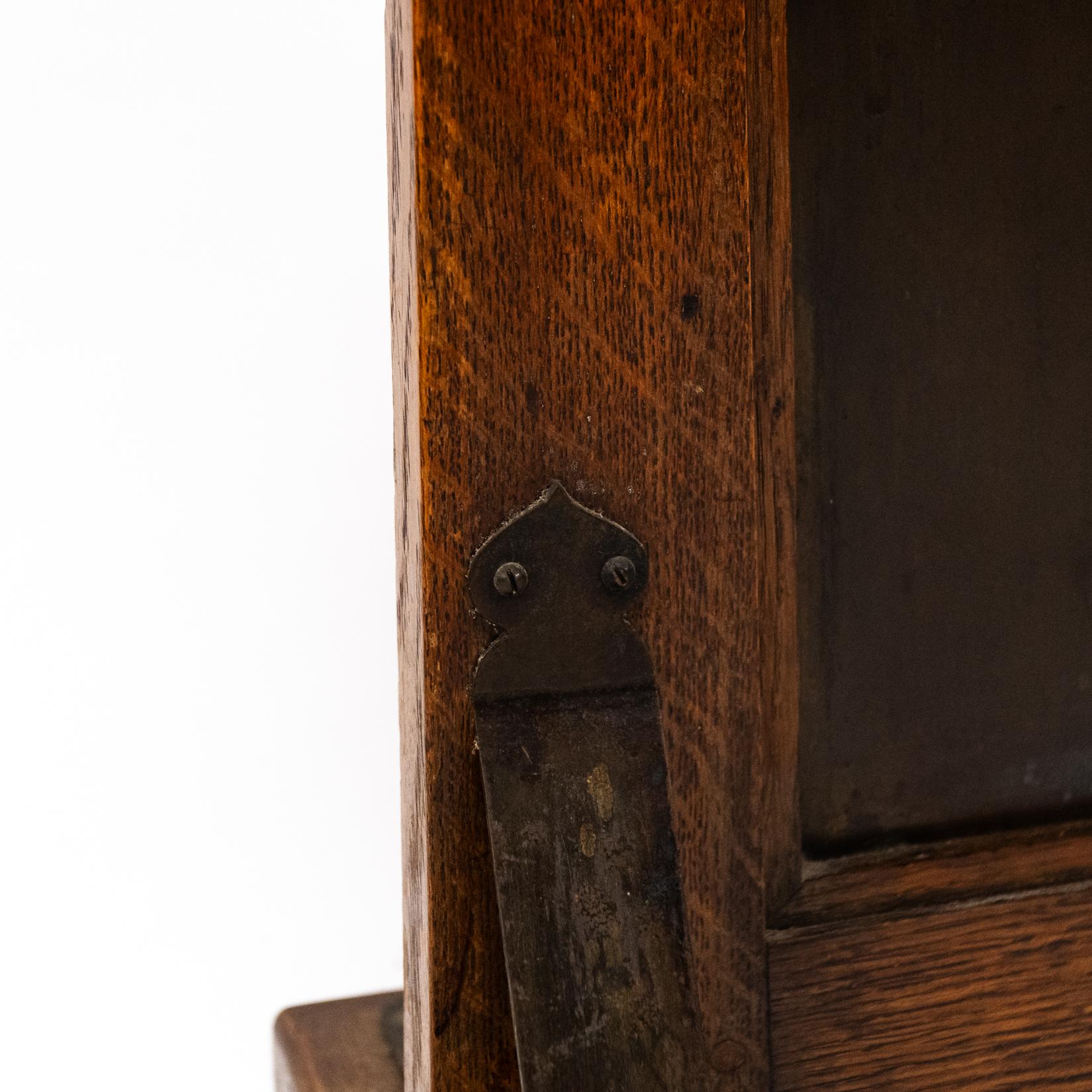 Leonard Wyburd, attri. Un raro parafuoco in Oak di Liberty & Co. in vendita 5