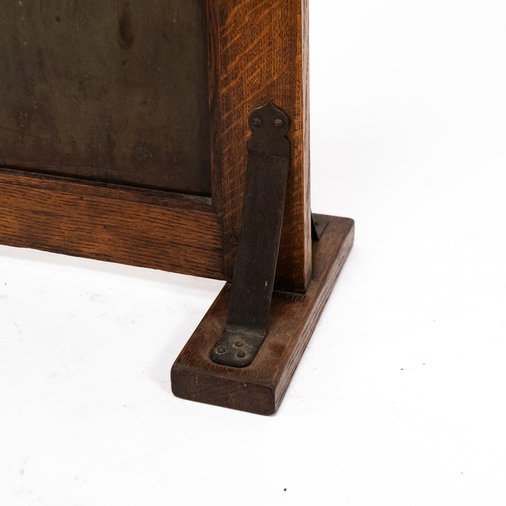 Leonard Wyburd, attri. Un raro parafuoco in Oak di Liberty & Co. in vendita 6