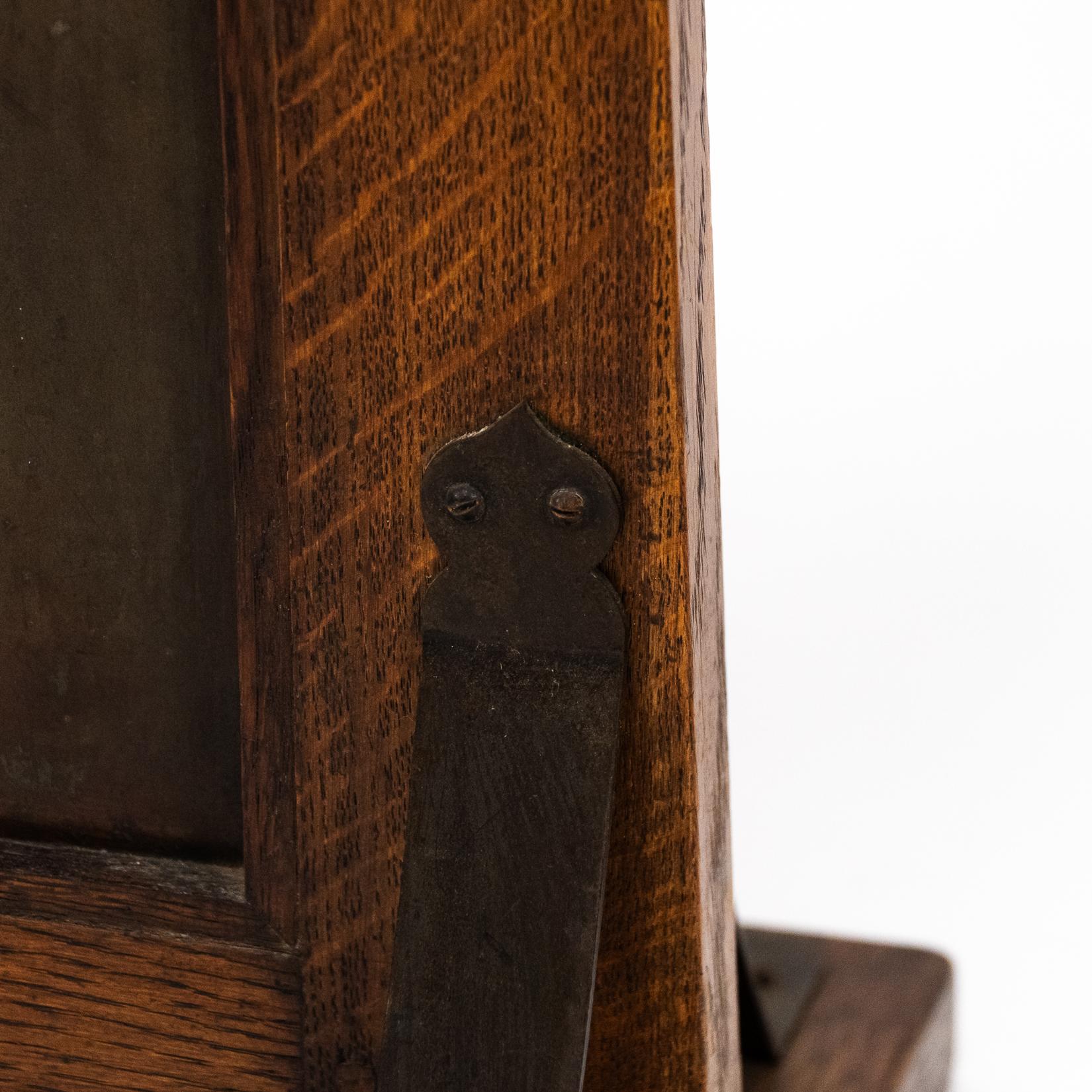 Leonard Wyburd, attri. Un raro parafuoco in Oak di Liberty & Co. in vendita 7