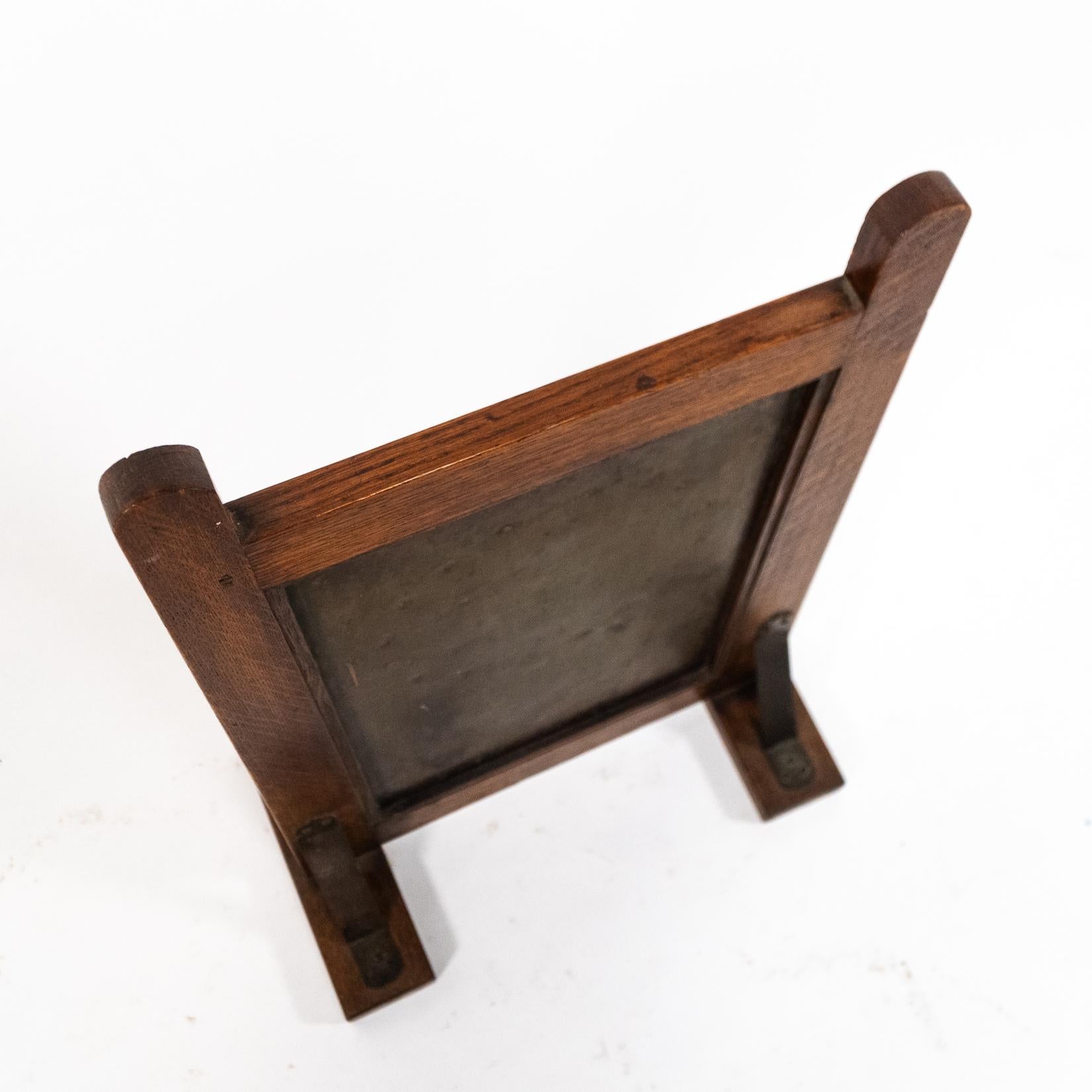 Leonard Wyburd, attri. Un raro parafuoco in Oak di Liberty & Co. in vendita 9