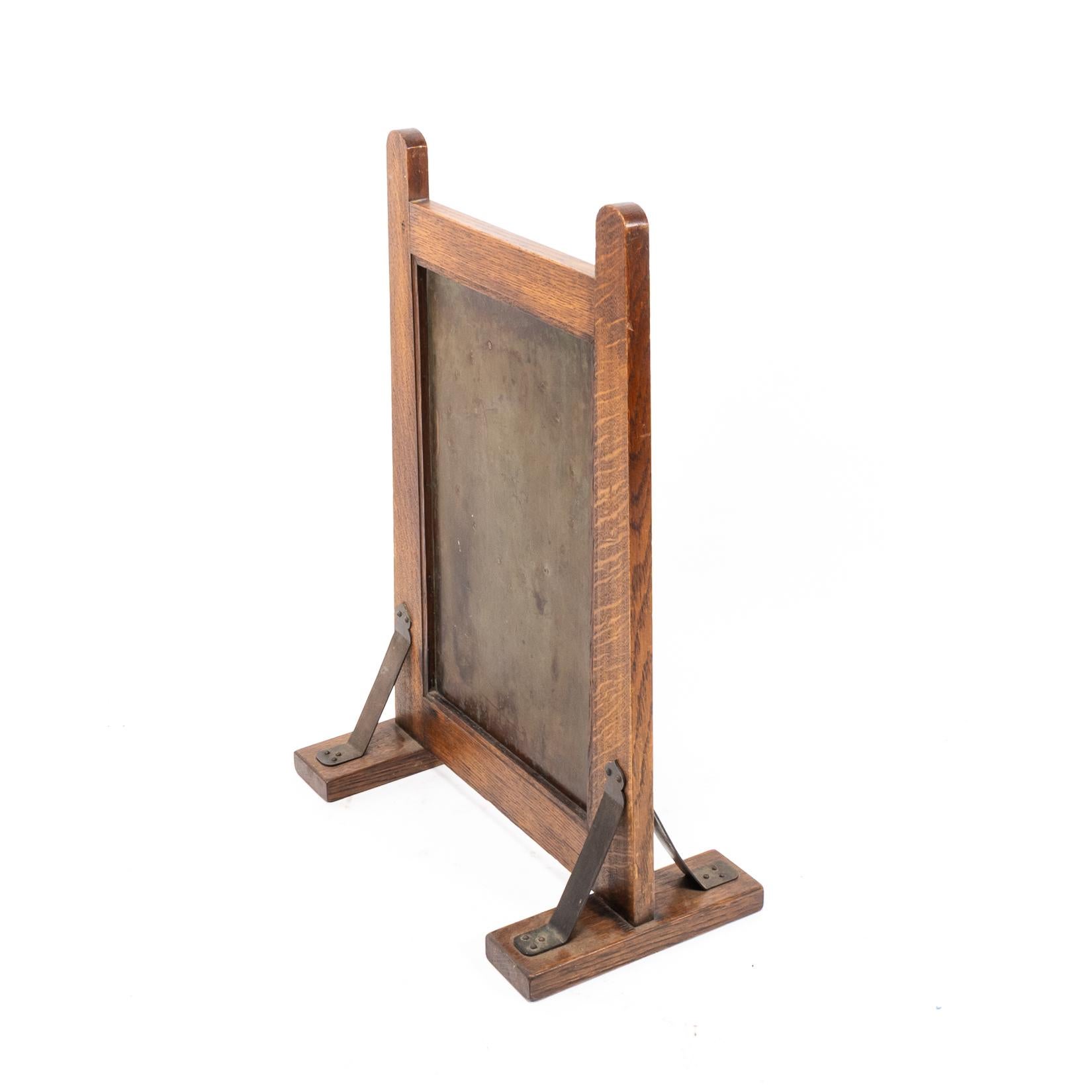 Britannico Leonard Wyburd, attri. Un raro parafuoco in Oak di Liberty & Co. in vendita