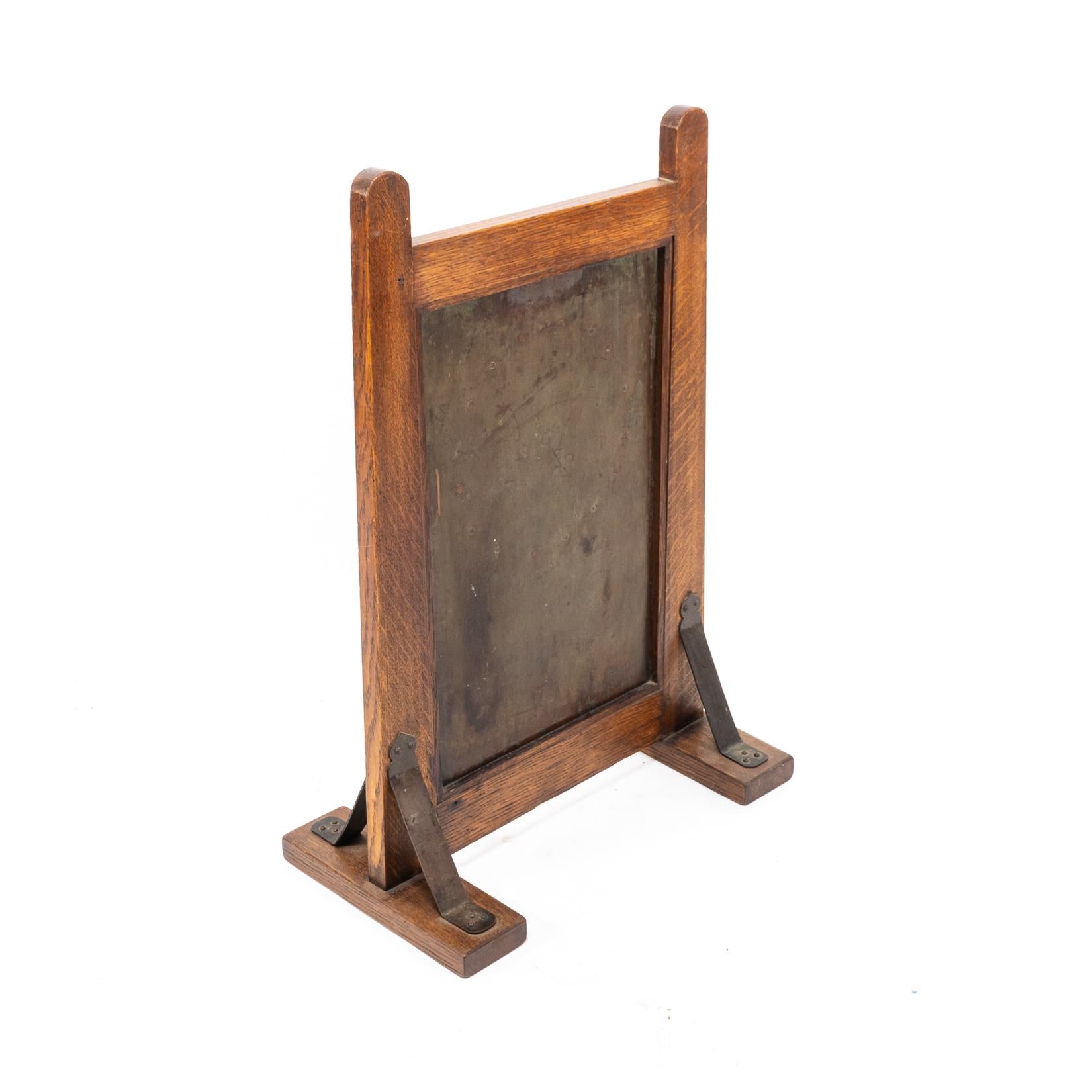 Leonard Wyburd, attri. Un raro parafuoco in Oak di Liberty & Co. In condizioni buone in vendita a London, GB