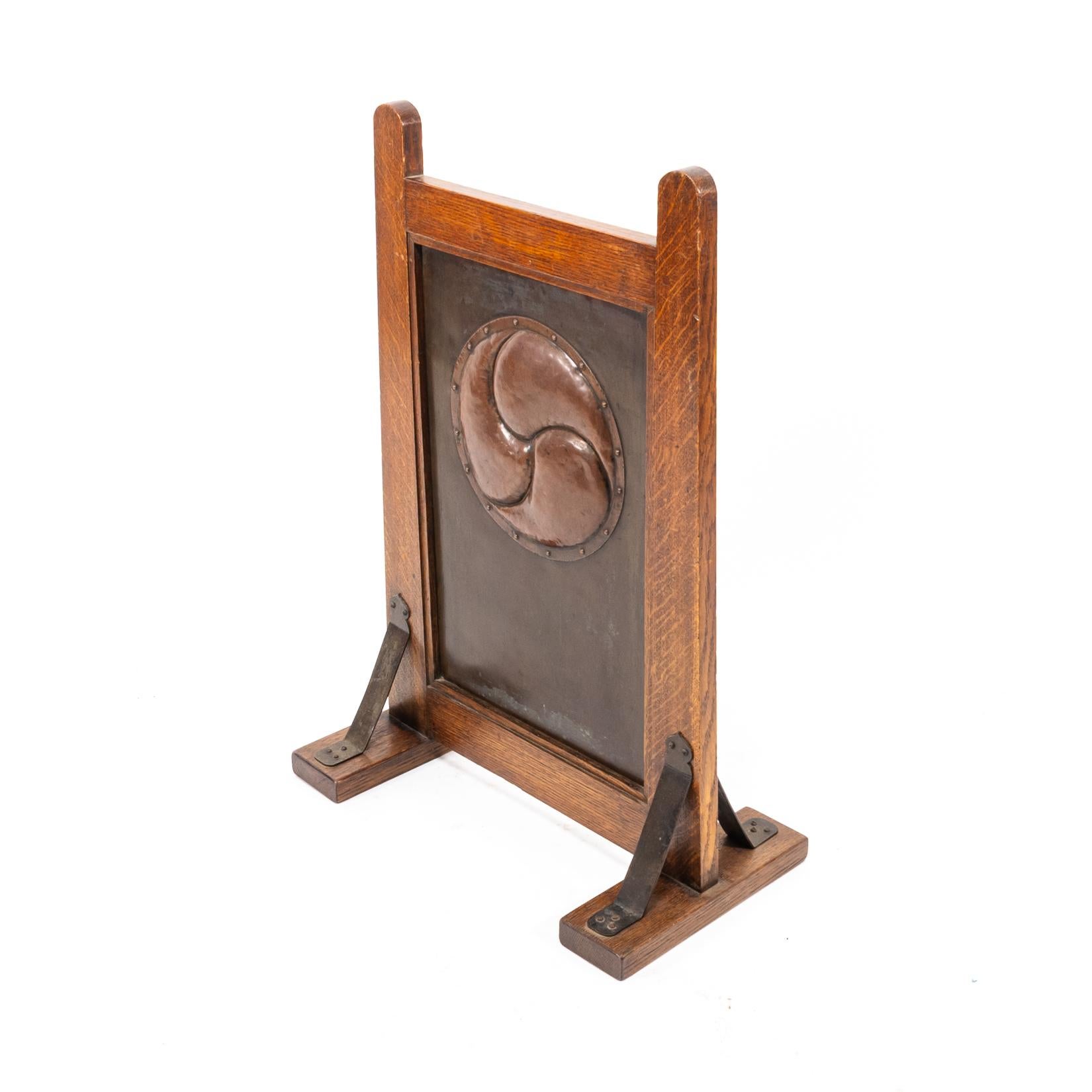 Rame Leonard Wyburd, attri. Un raro parafuoco in Oak di Liberty & Co. in vendita