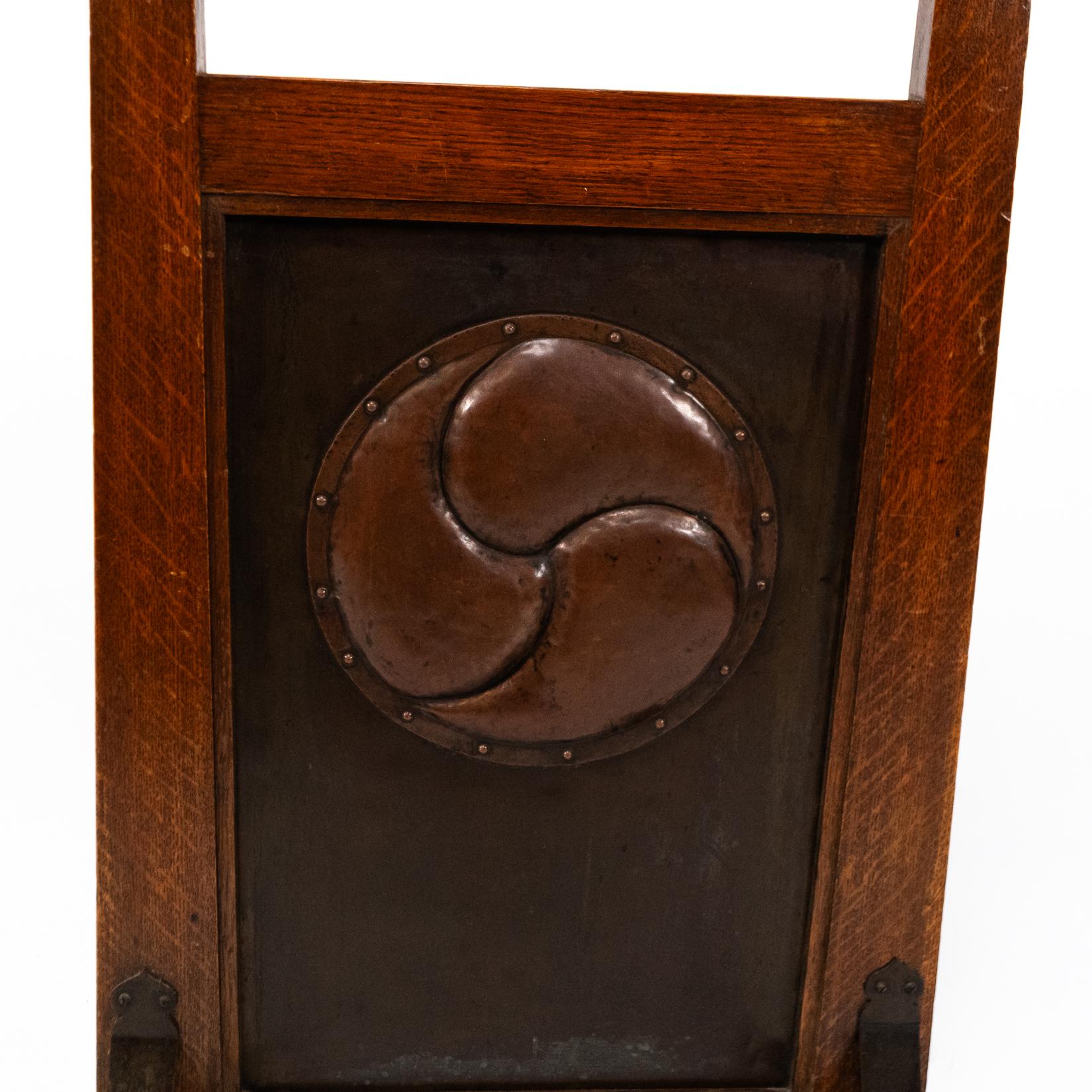 Leonard Wyburd, attri. Un raro parafuoco in Oak di Liberty & Co. in vendita 1