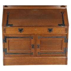 Leonard Wyburd pour Liberty & Co. Bureau Arts & Crafts en Oak avec charnières en fer