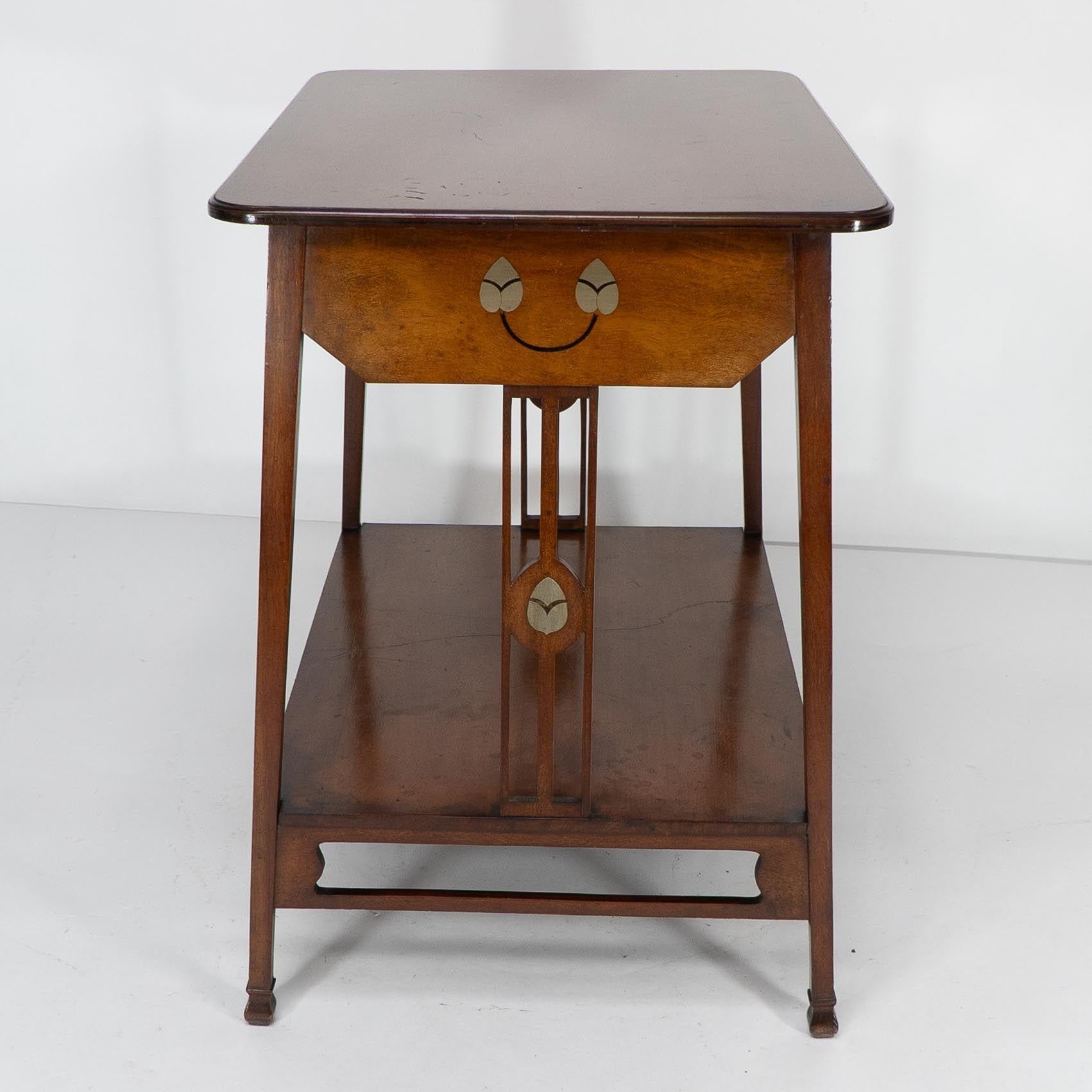 Leonard Wyburd para Liberty & Co. Rara mesa auxiliar Arts & Crafts de dos niveles de nogal en Bueno estado para la venta en London, GB