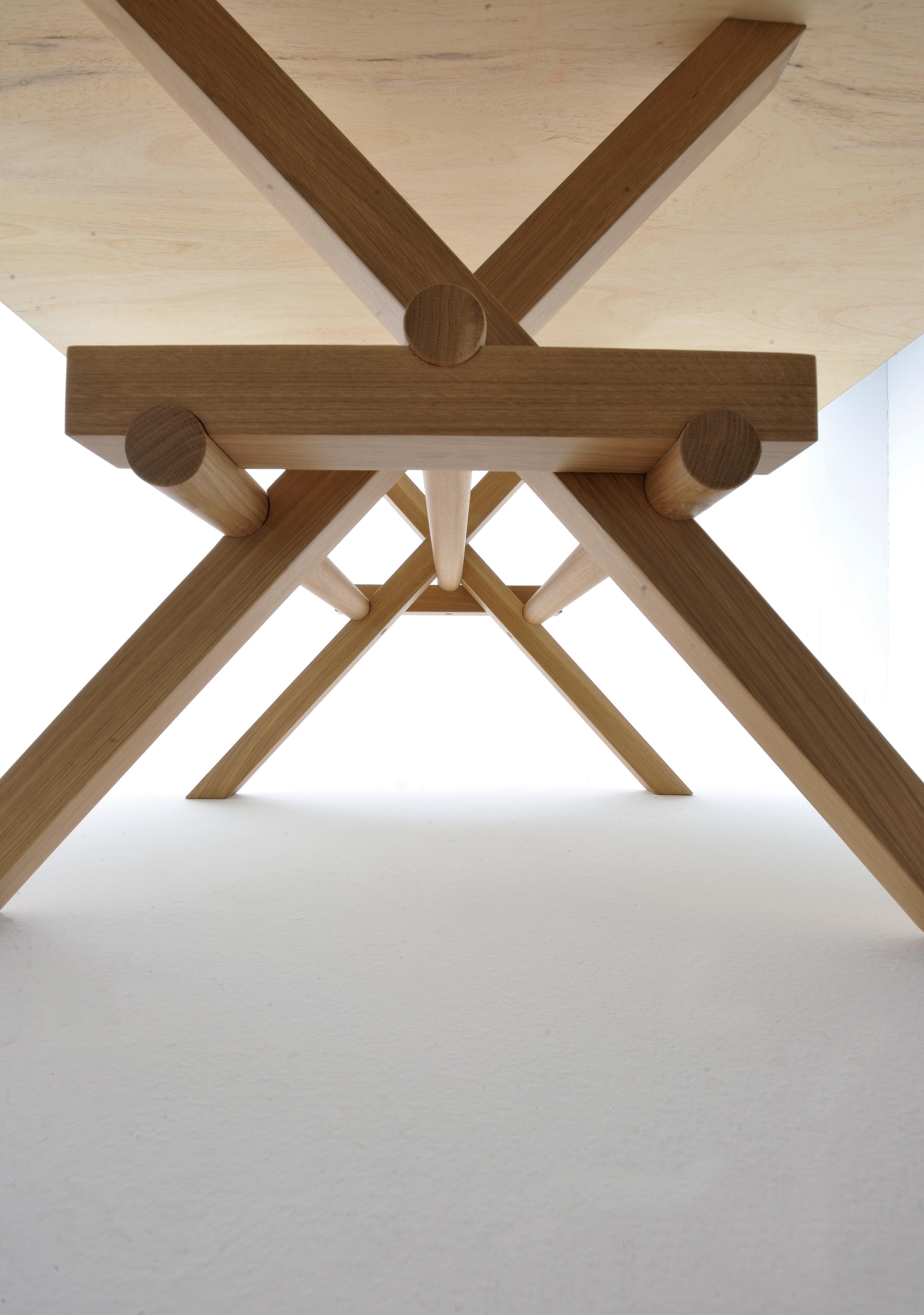 Zeitgenössischer Tisch aus Eschenholz mit ineinandergreifenden Beinen Leonardo (Italienisch) im Angebot