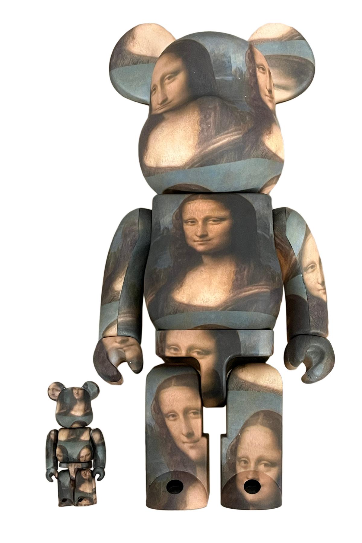 Leonardo da Vinci 400% & 100% Bearbrick:
A unique, timeless Leonardo da Vinci collectible trademarked & licensed by the Louvre Museum Paris (Musee du Louvre). The partnered collectible reveal the artist’s iconic Mona Lisa imagery wrapping the figure