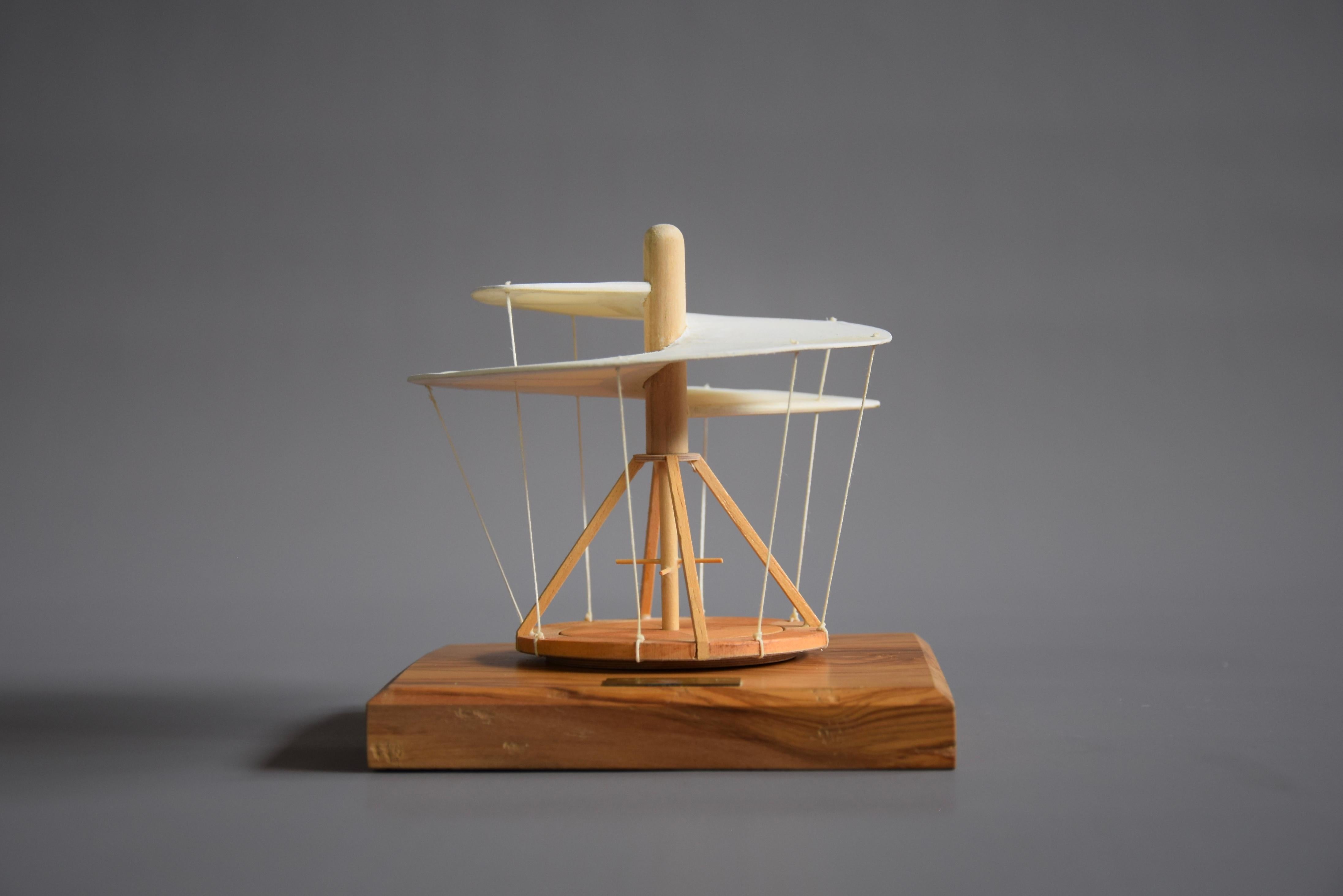 Modèle réduit d'hélicoptère Léonard de Vinci par le célèbre modéliste italien Giovanni Sacchi Bon état - En vente à Weesp, NL