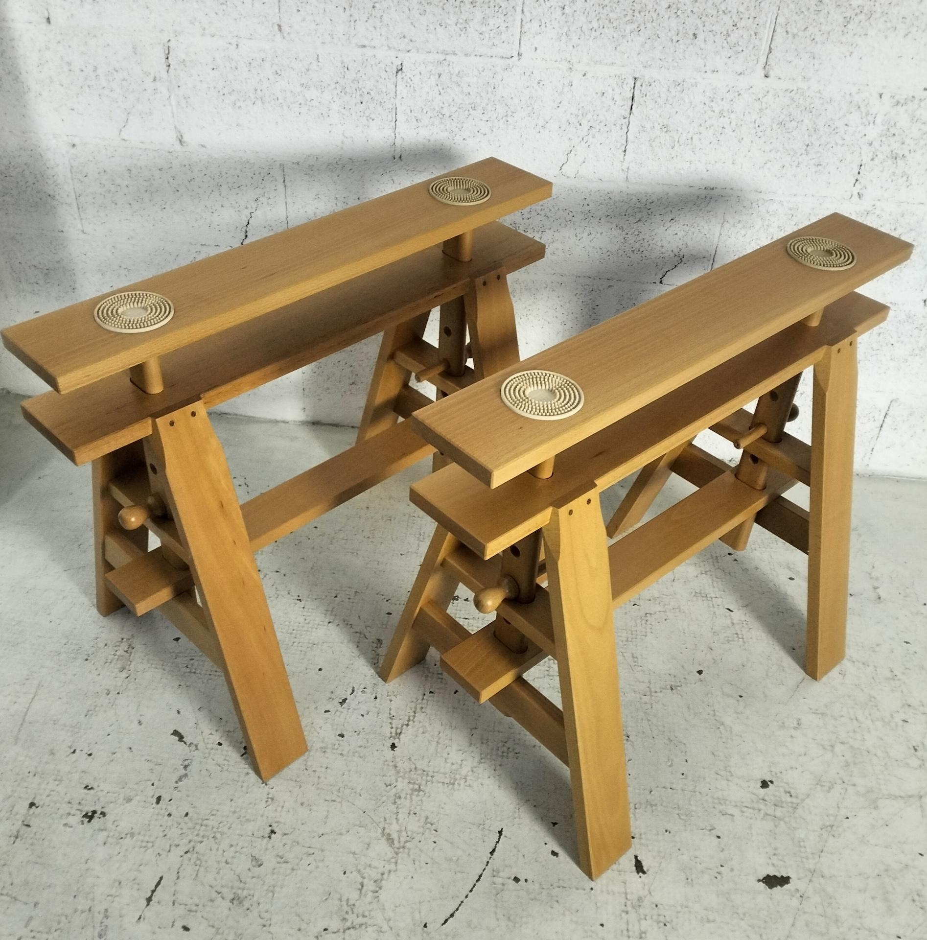 Tavolo in legno regolabile in altezza 