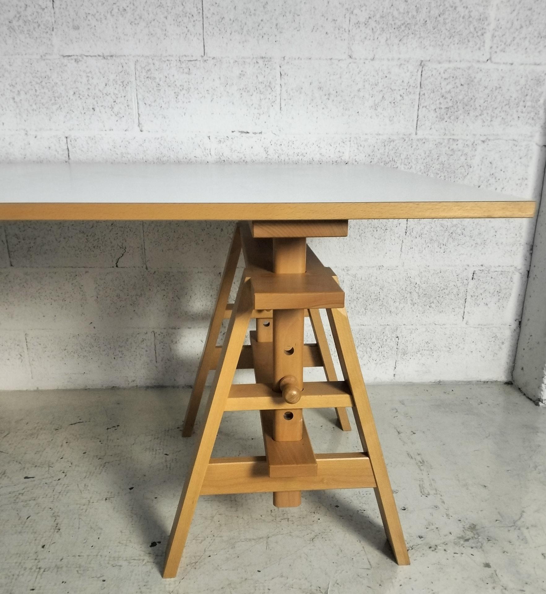 Italiano Tavolo in legno regolabile in altezza 