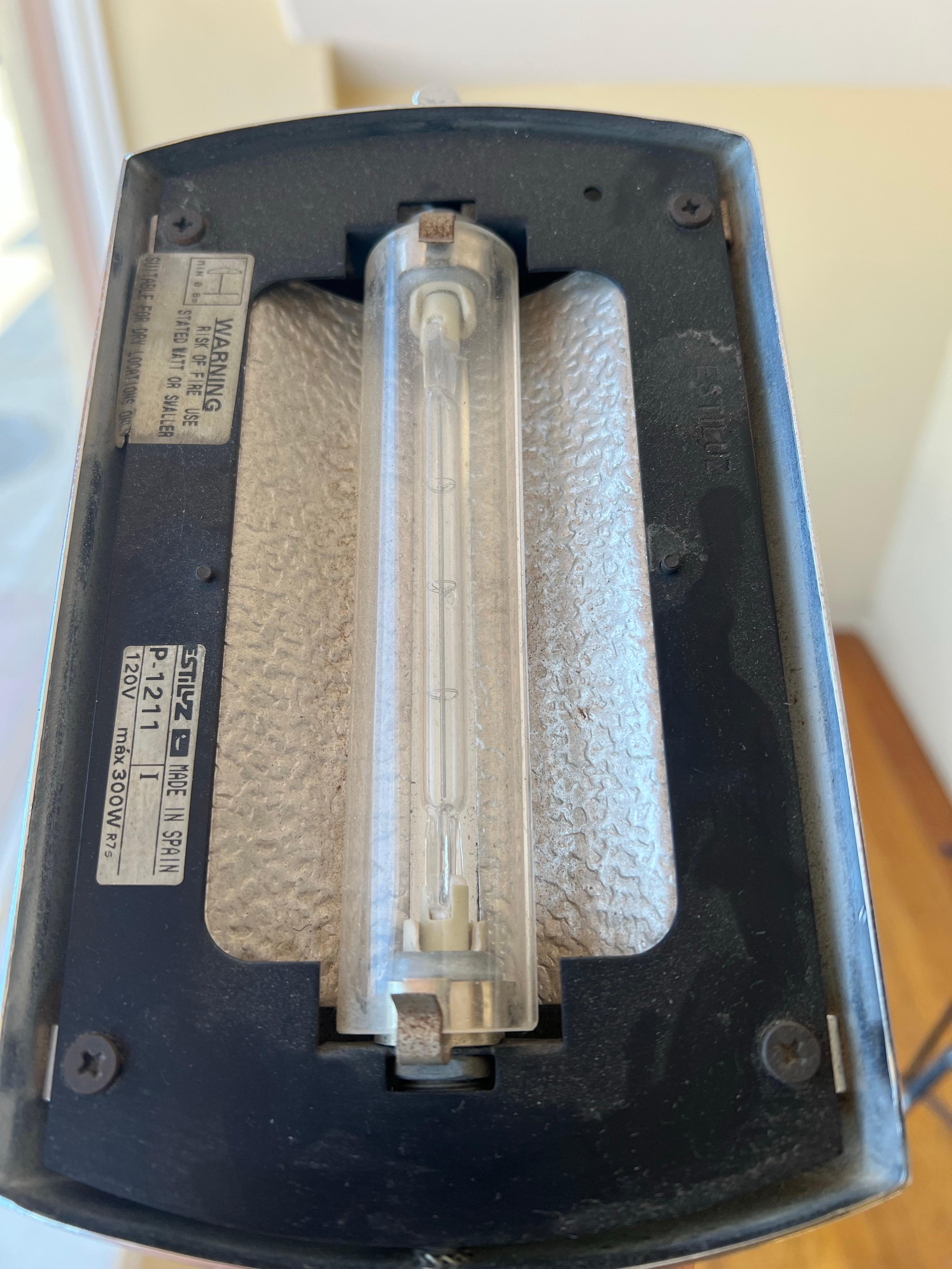Leonardo Marelli pour Estiluz Paire de lampadaires torchères post-modernes Excellent état - En vente à San Diego, CA