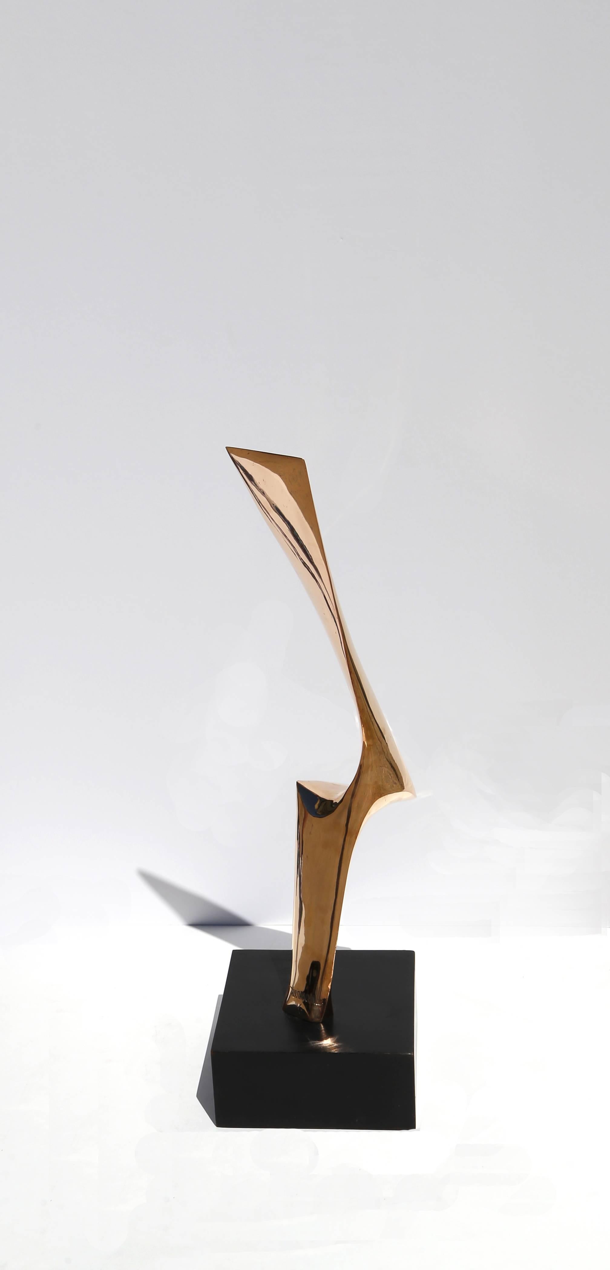 Sculpture en bronze sur socle en bois de Leonardo Nierman en vente 1