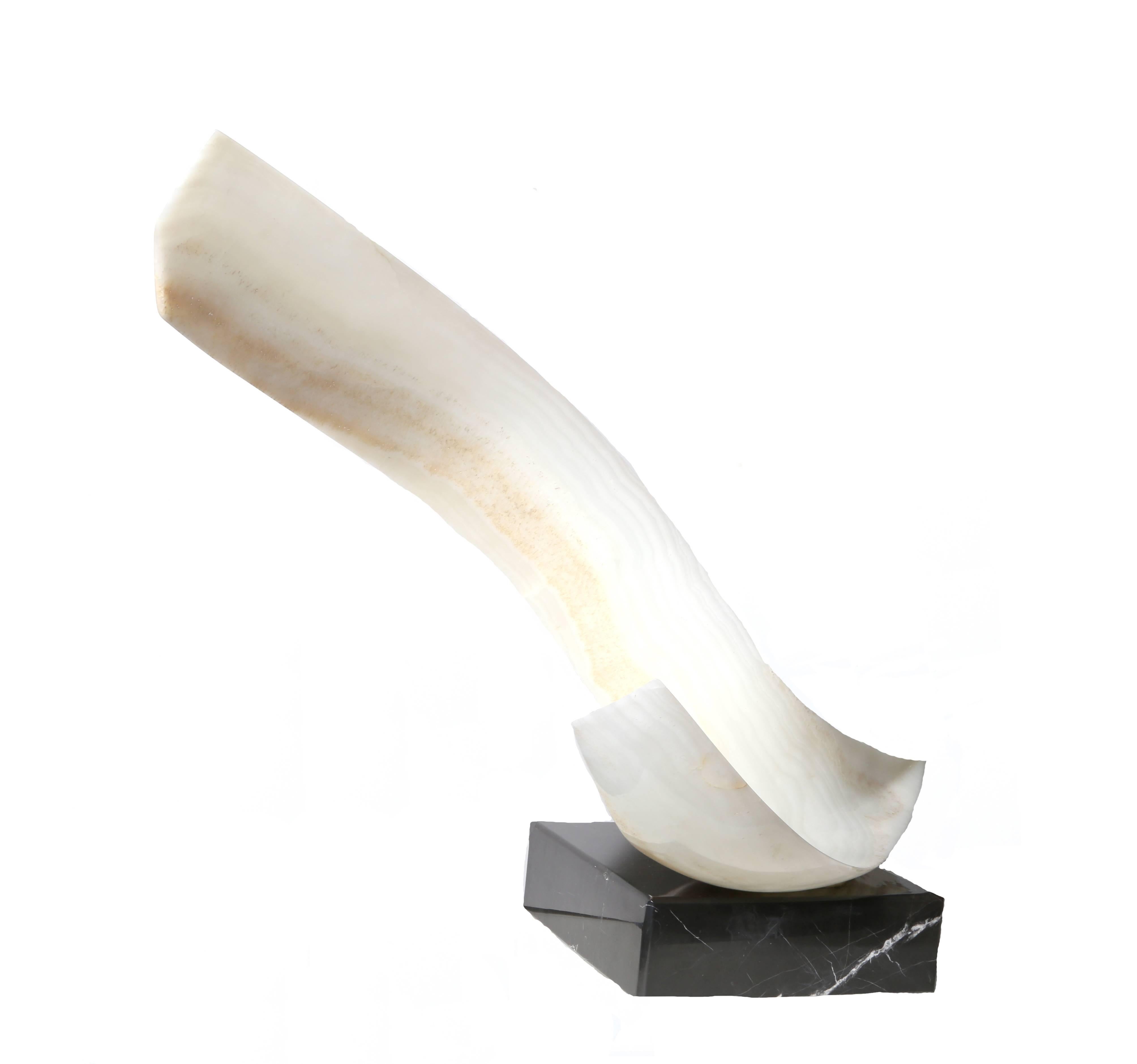 Grande sculpture abstraite en onyx blanc abstrait de Leonardo Nierman en vente 1