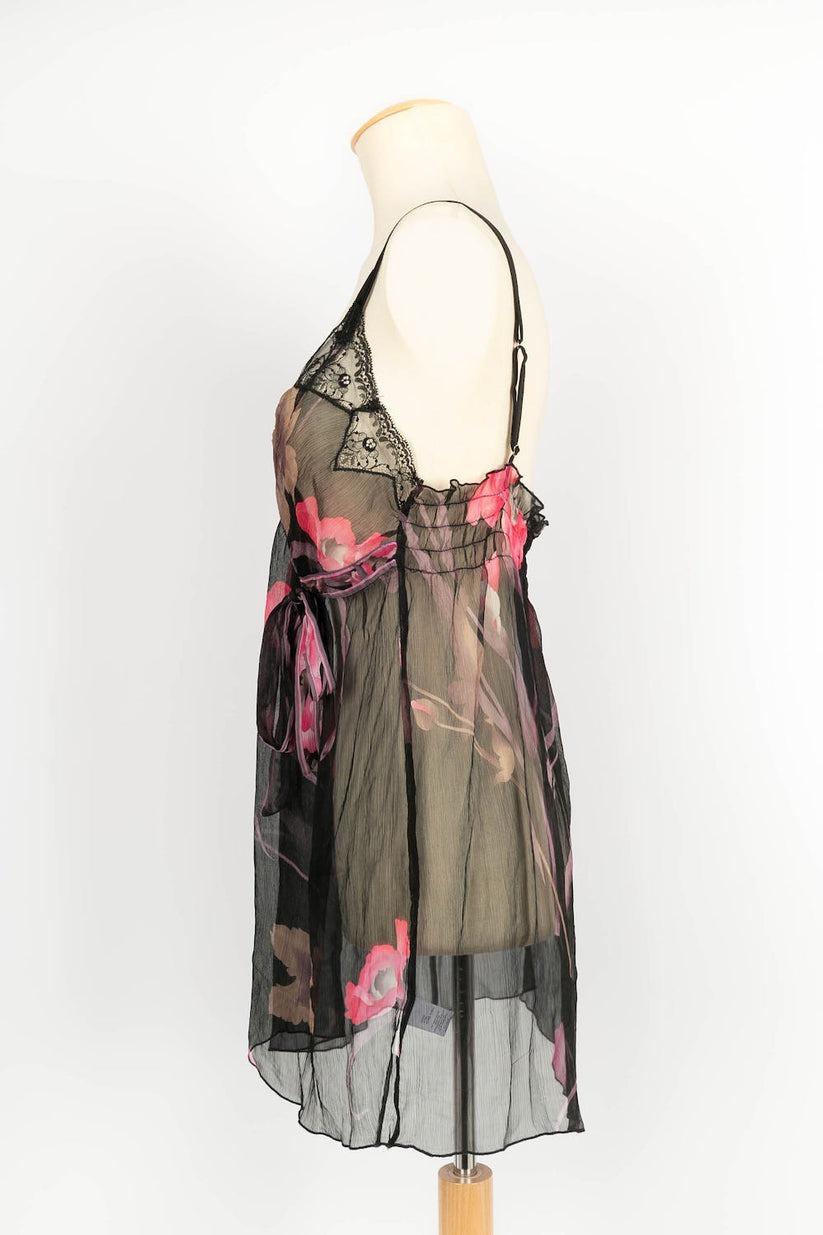 Leonard - Black and pink silk sheer negligee. Size 42IT.

Additional information:
Condition: Very good condition
Dimensions:Chest : 45 cm - Length : 80 cm

Seller Reference: FH79
