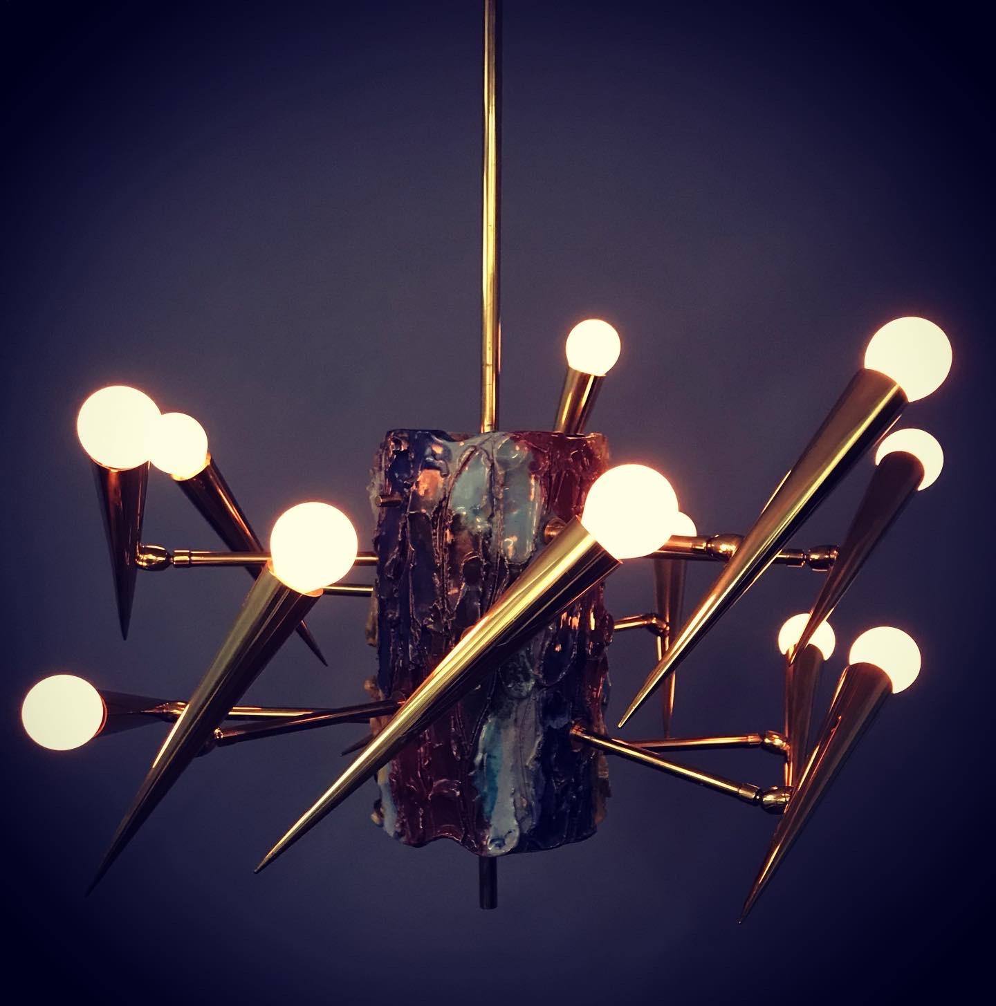Mid-Century Modern Leoncillo Leonardi's ceiling lamp in ceramic and brass with adjustable lights For Sale