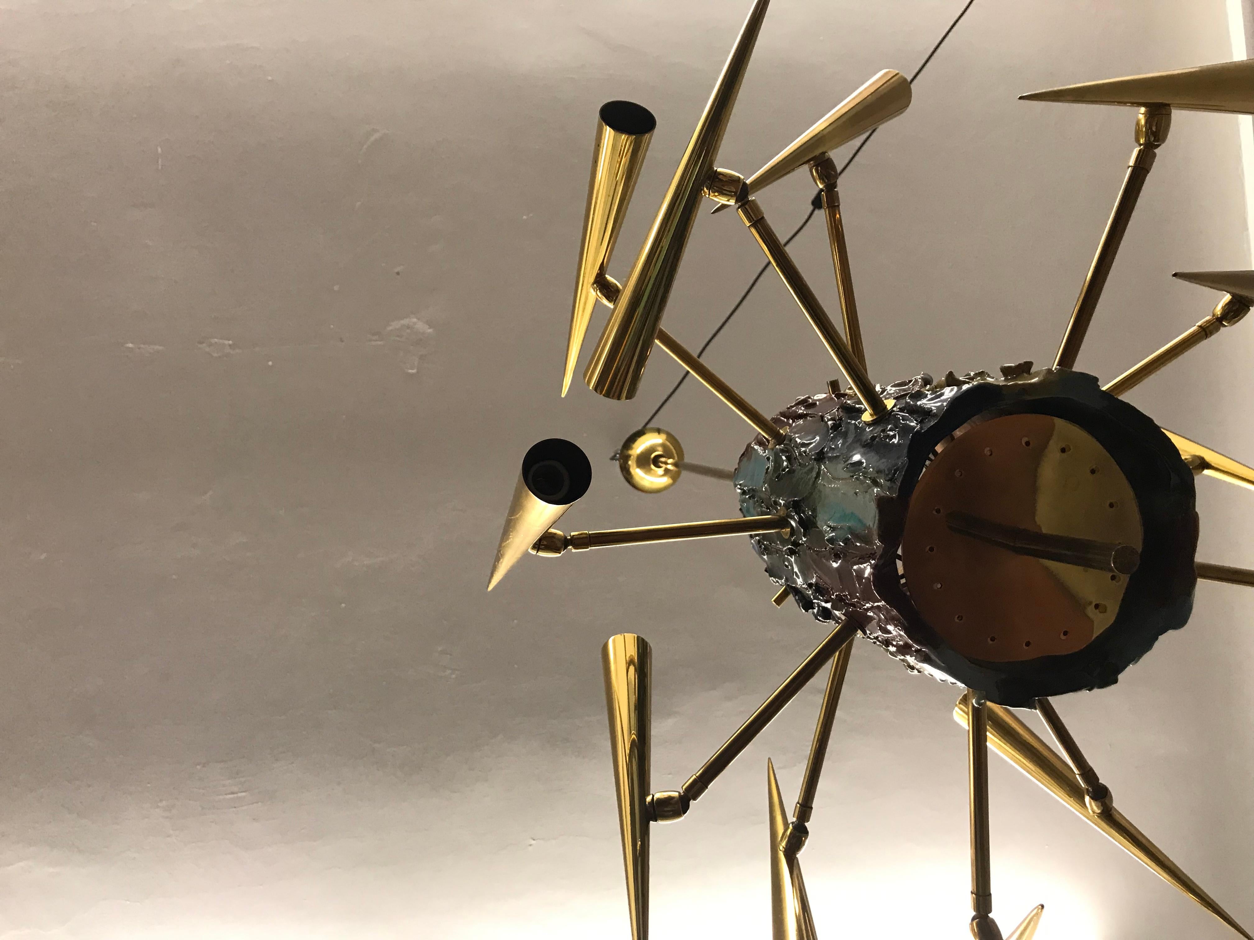 Leoncillo Leonardi's ceiling lamp in ceramic and brass with adjustable lights In Good Condition For Sale In Roma, RM