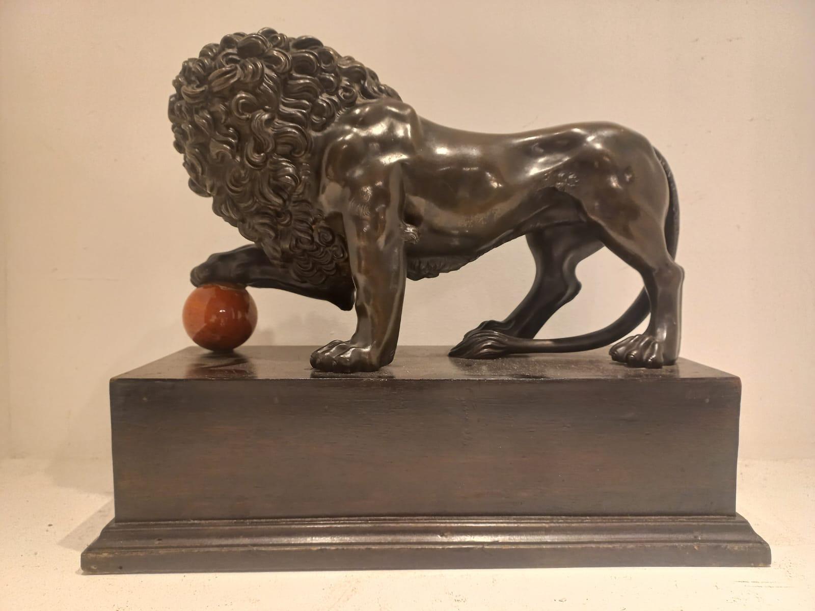 Bronze Lion avec la patte sur le boulet de canon en vente