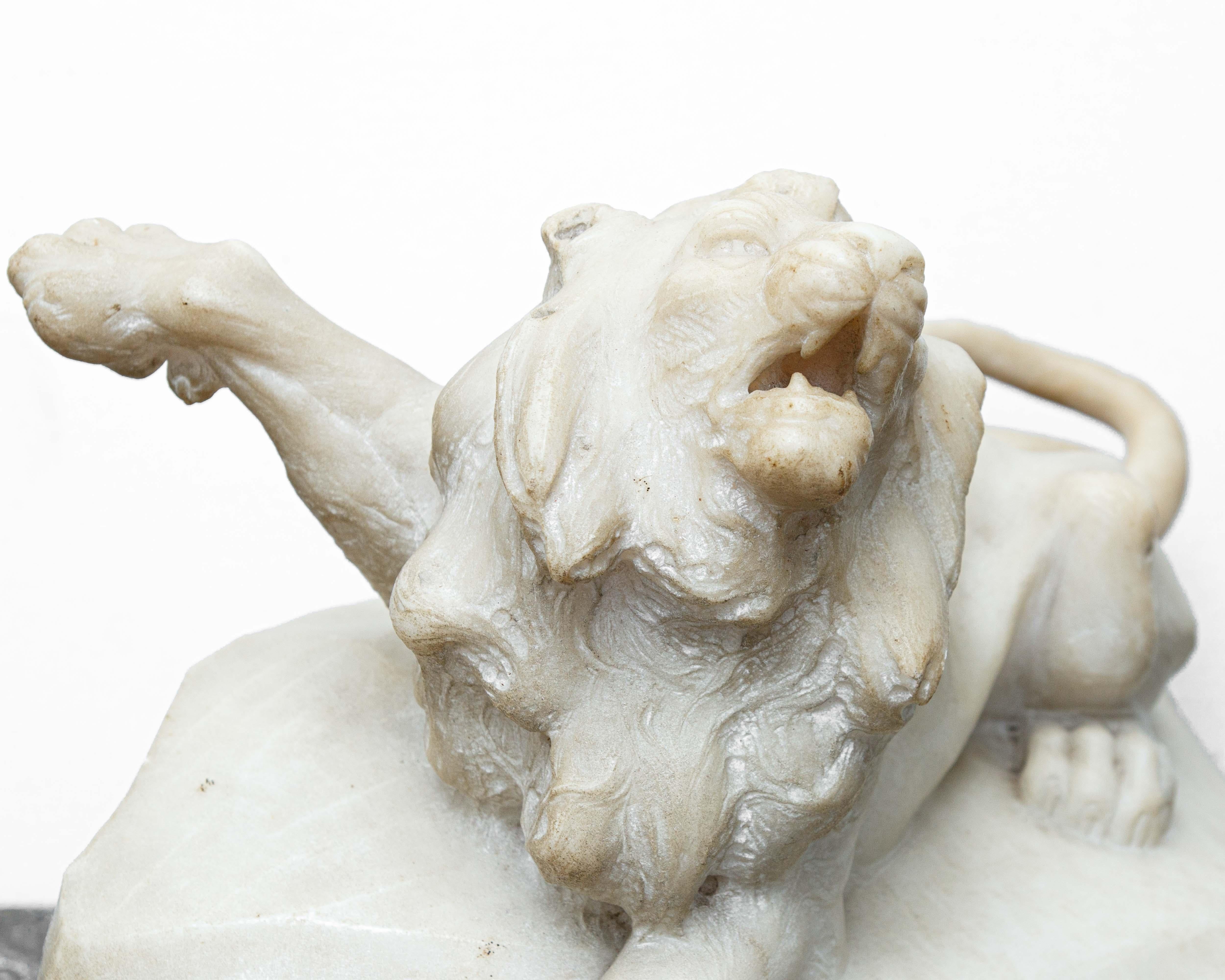 Lion Marble sculpture from the 17th century For Sale 5