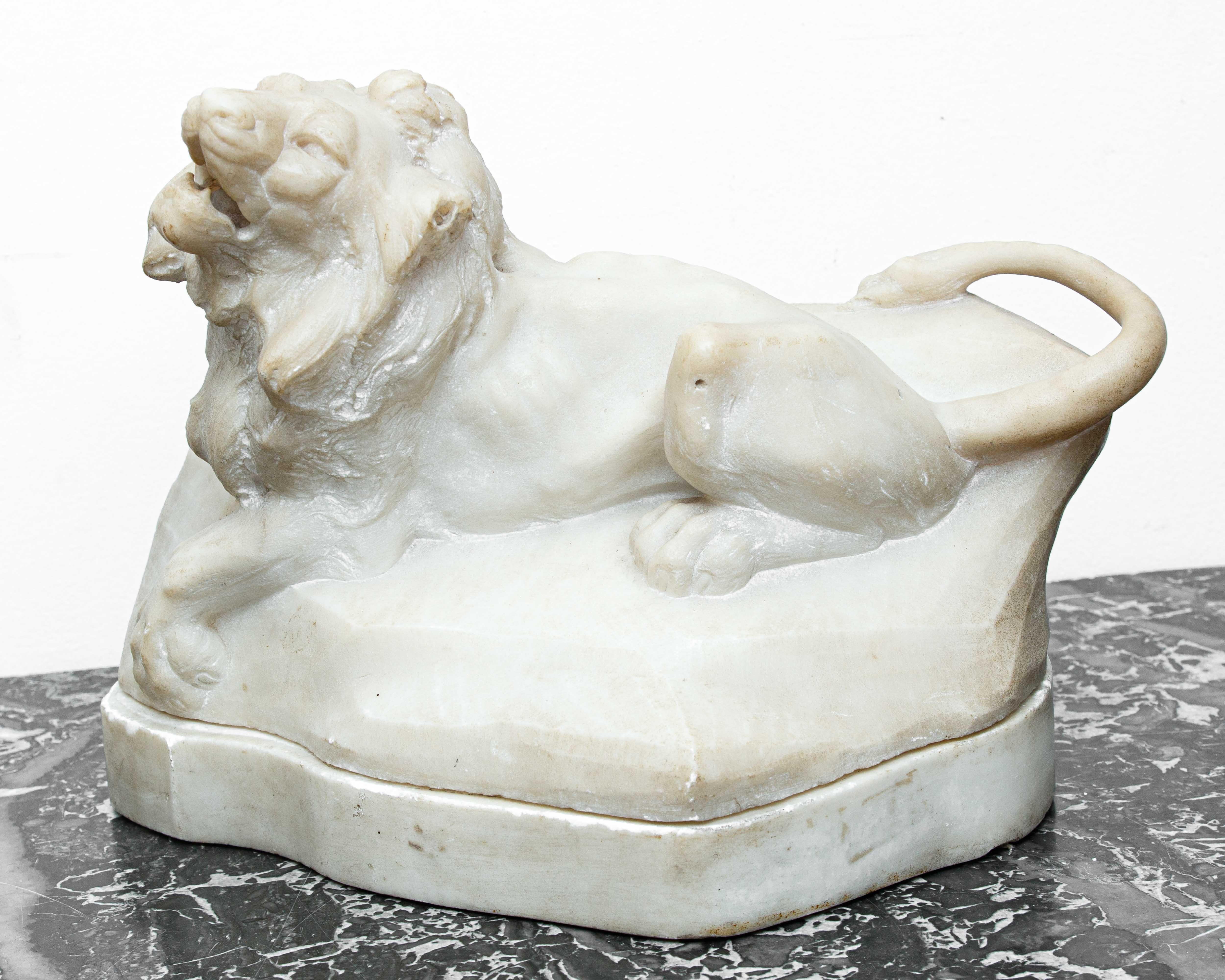 Lion Marble sculpture from the 17th century For Sale 6