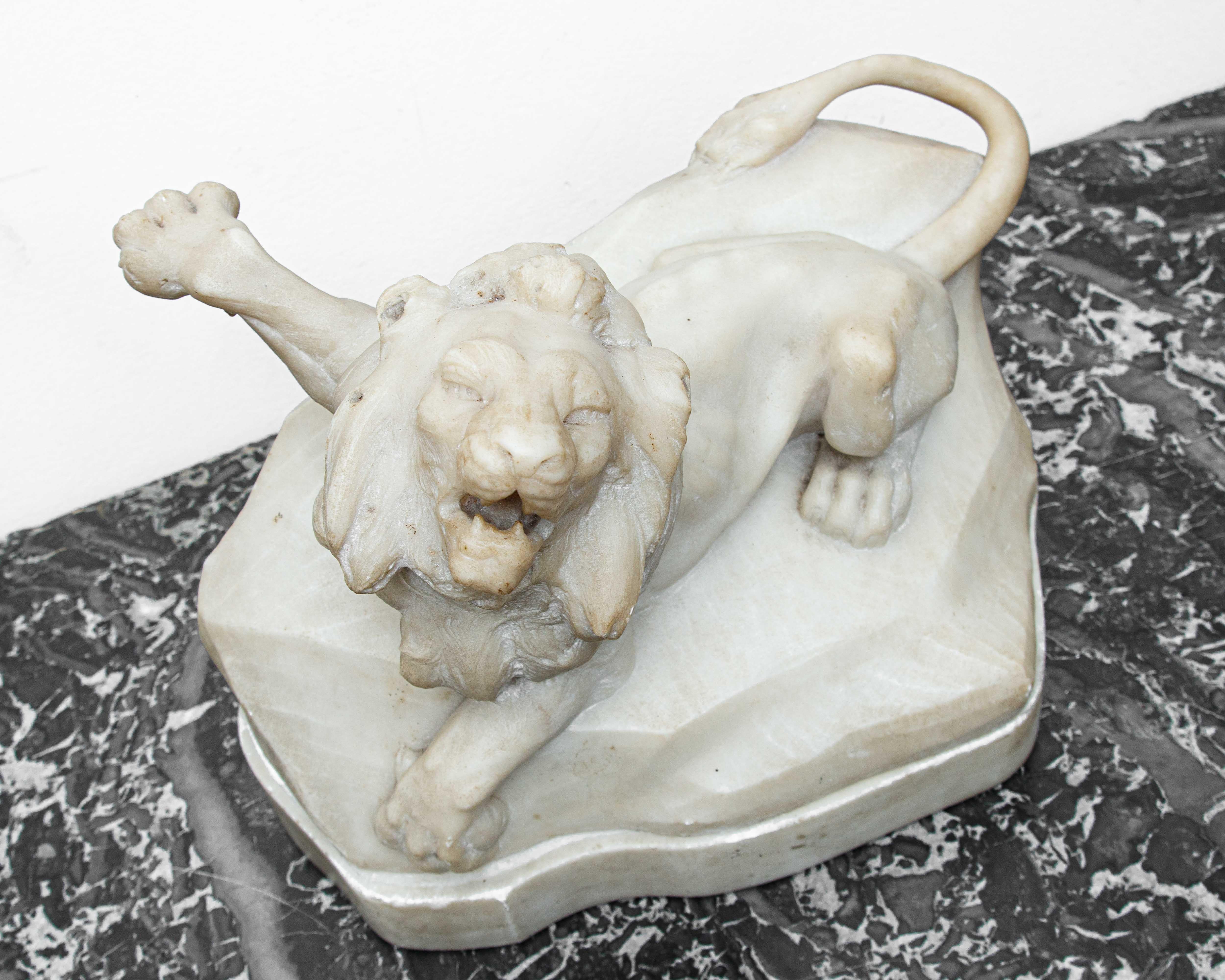 Lion Marble sculpture from the 17th century In Good Condition For Sale In Milan, IT