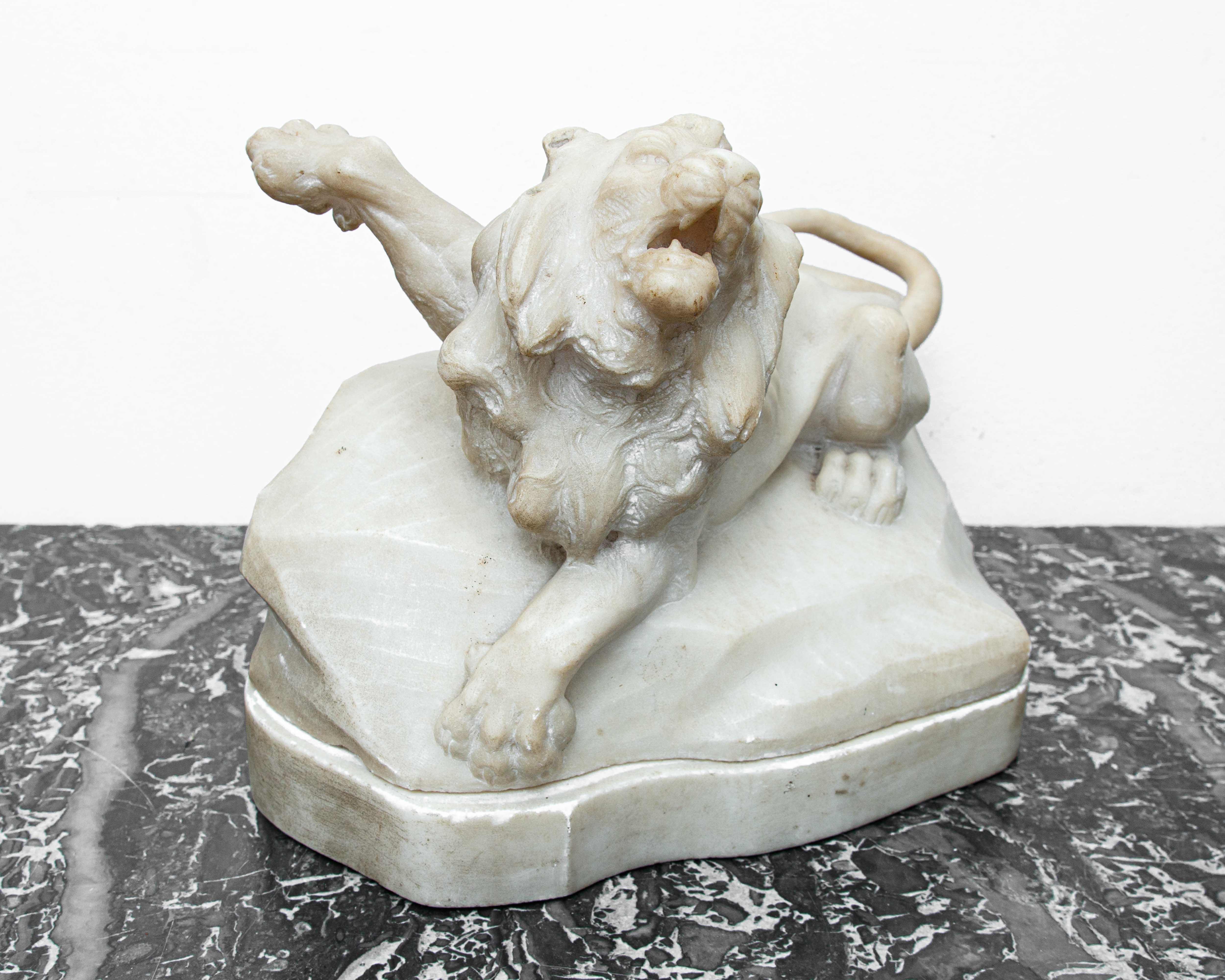 Marbre Lion Sculpture en marbre du 17e siècle en vente