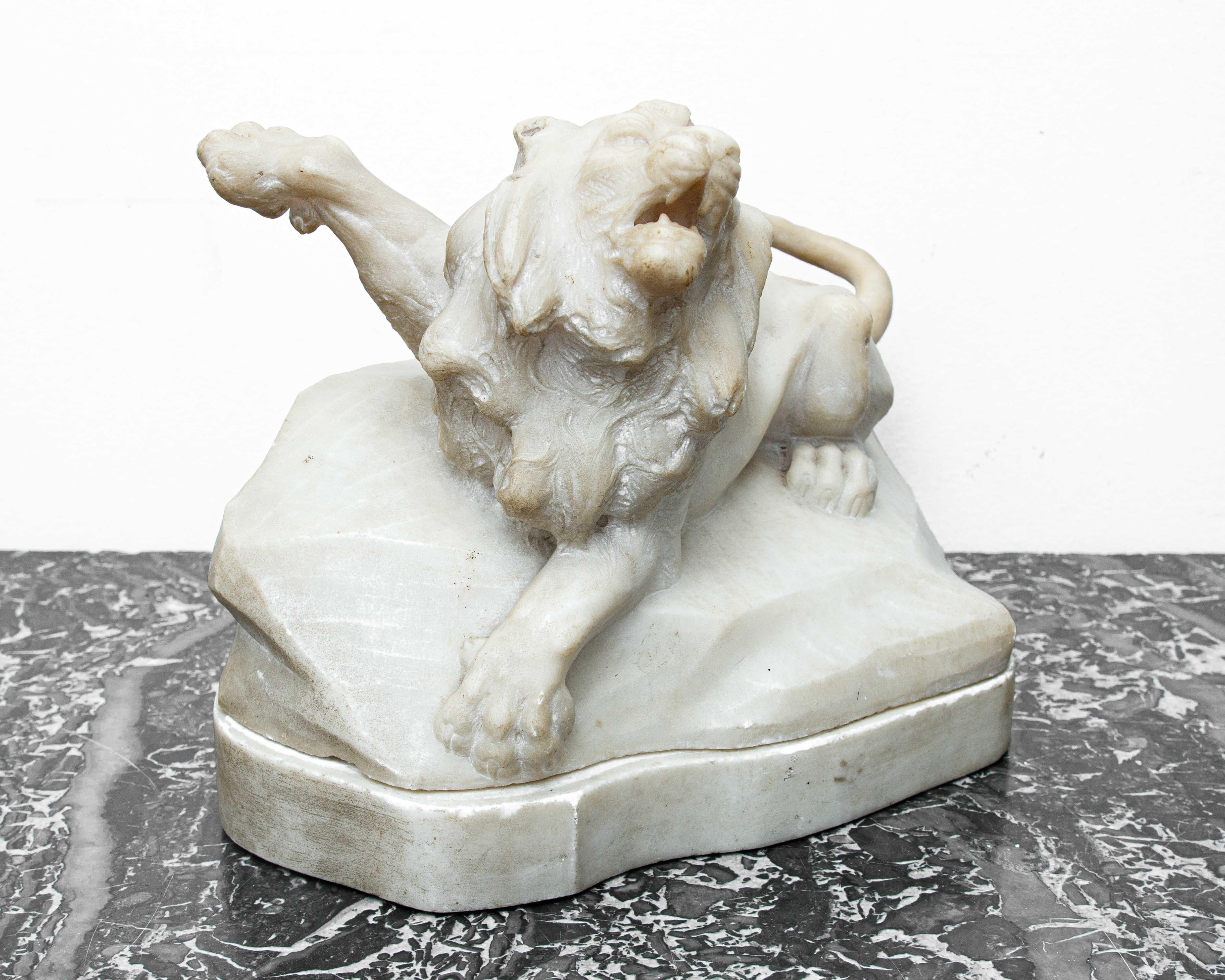 Lion Marble sculpture from the 17th century For Sale 4