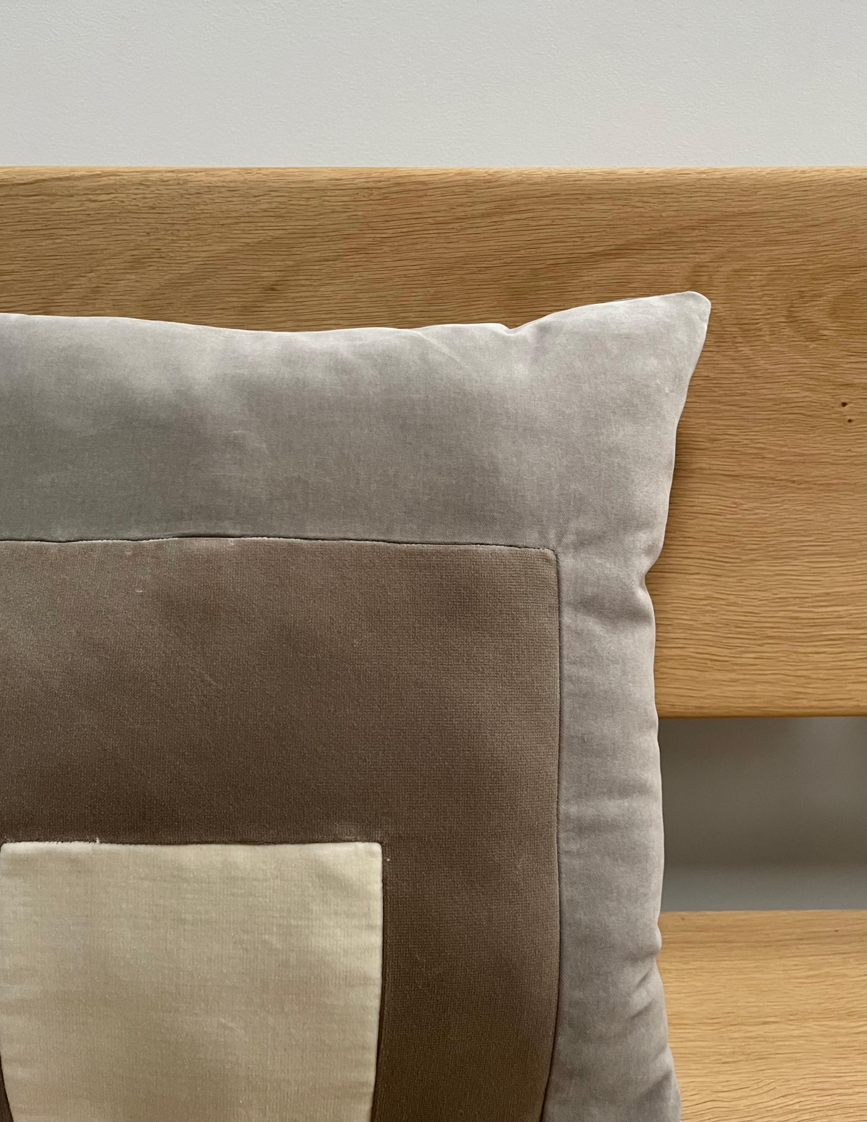 Sous le thème de l'abstraction géométrique, ces coussins sont réalisés comme des tableaux à partir des tissus colorés et de grande qualité de notre galerie. L'approche provient d'une réinterprétation de la peinture abstraite géométrique, basée sur