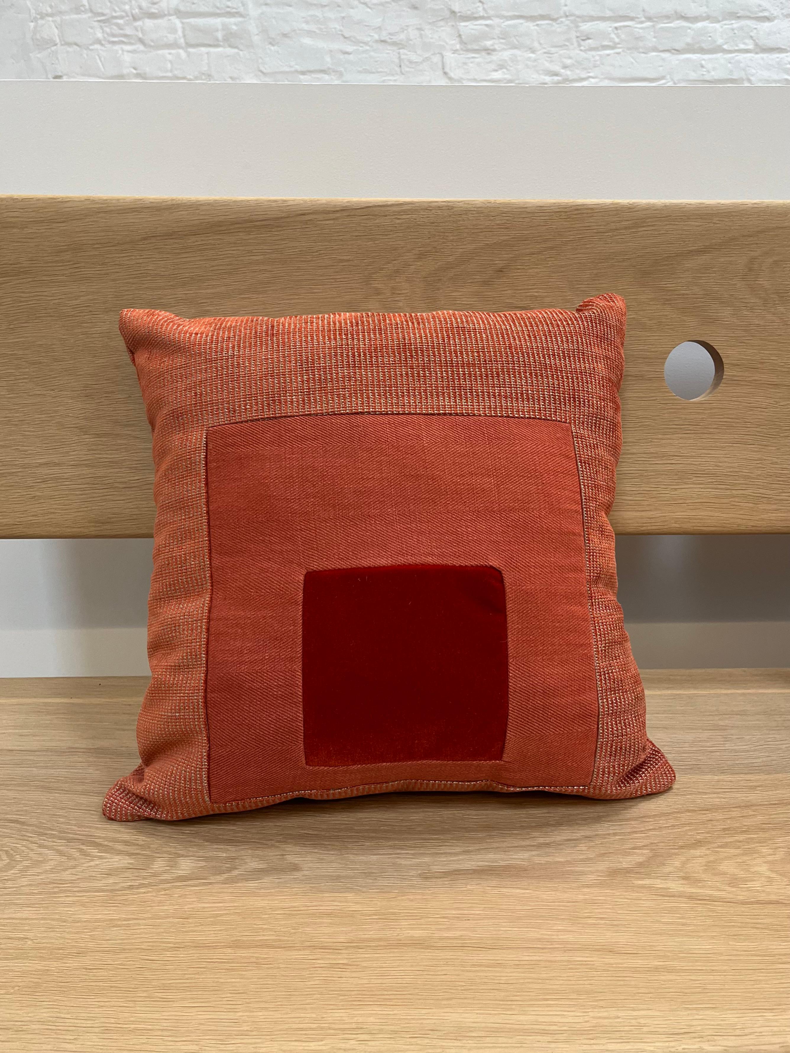 Sous le thème de l'abstraction géométrique, ces coussins sont réalisés comme des tableaux à partir des tissus colorés et de grande qualité de notre galerie. L'approche provient d'une réinterprétation de la peinture abstraite géométrique, basée sur