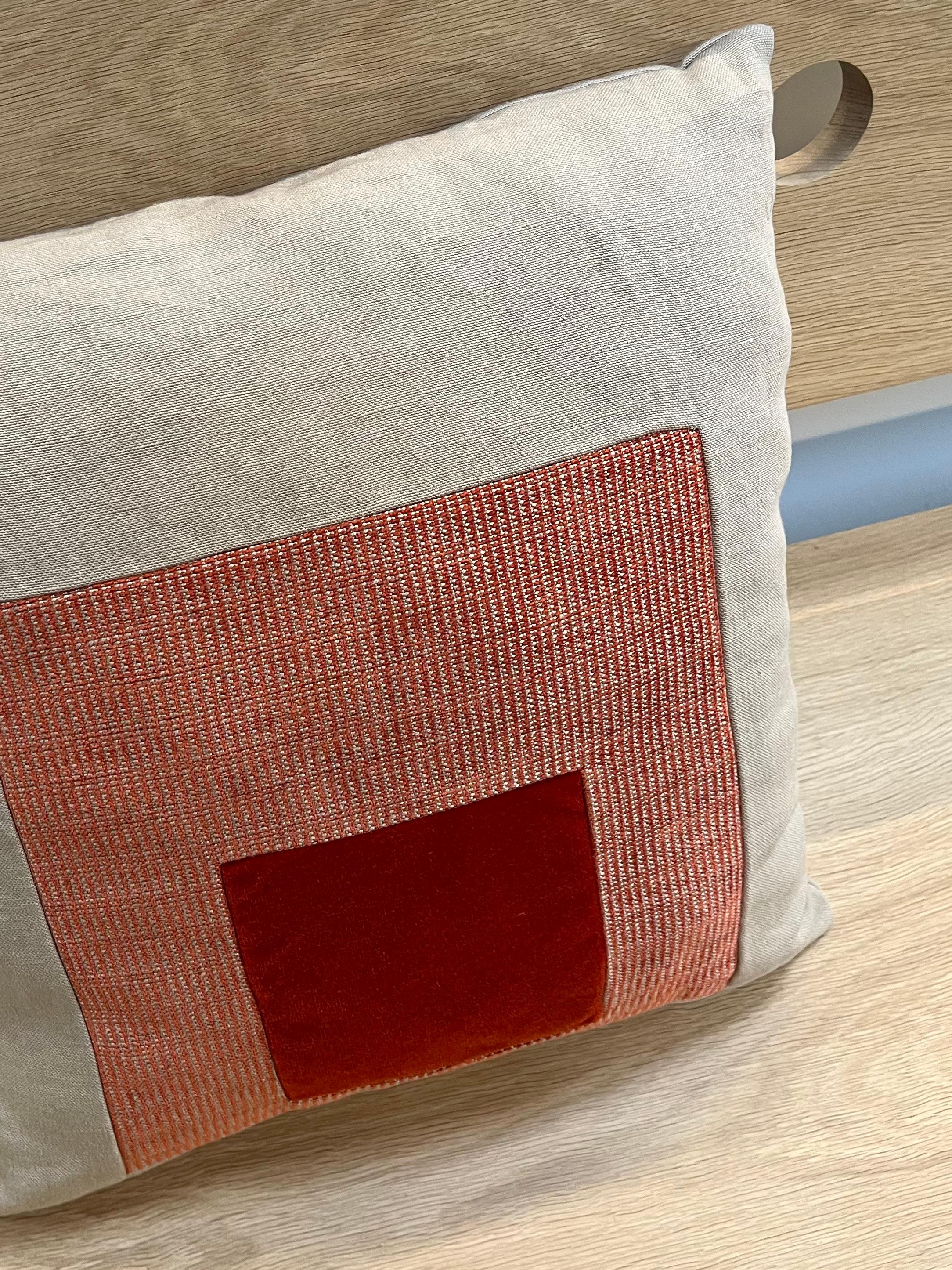 Con il tema dell'astrazione geometrica, questi cuscini sono realizzati come quadri con i tessuti colorati e di alta qualità della nostra galleria. L'approccio deriva da una reinterpretazione della pittura astratta geometrica, basata su forme