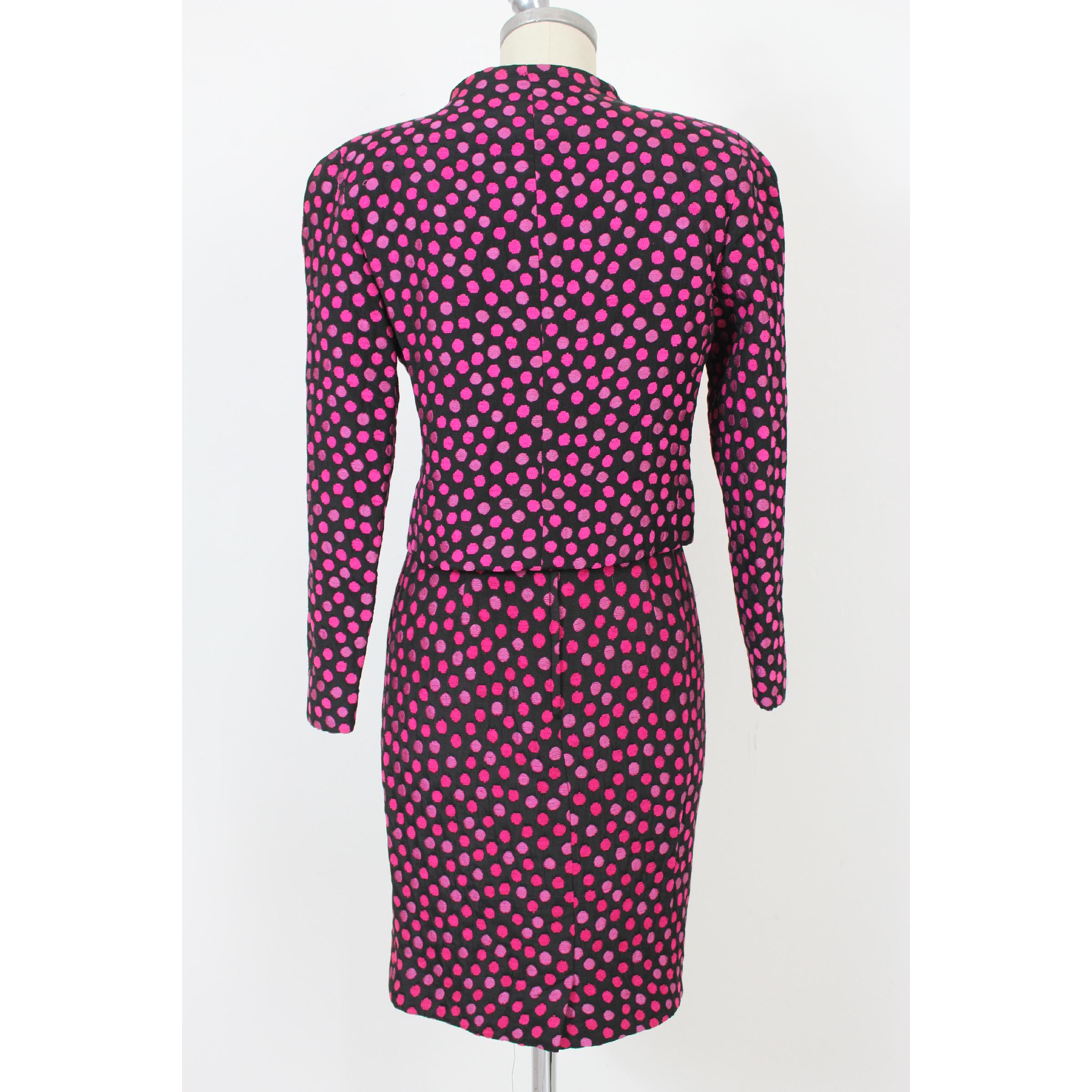 Leonia Polvani vintage women's suit skirt. Ceremony suit, jacket and skirt in wool, black with fuchsia polka dots, on the chest a large satin bow. 80s. Made in Italy. Excellent vintage condition. 

Size: 42 It 8 Us 10 Uk 

Shoulder: 42