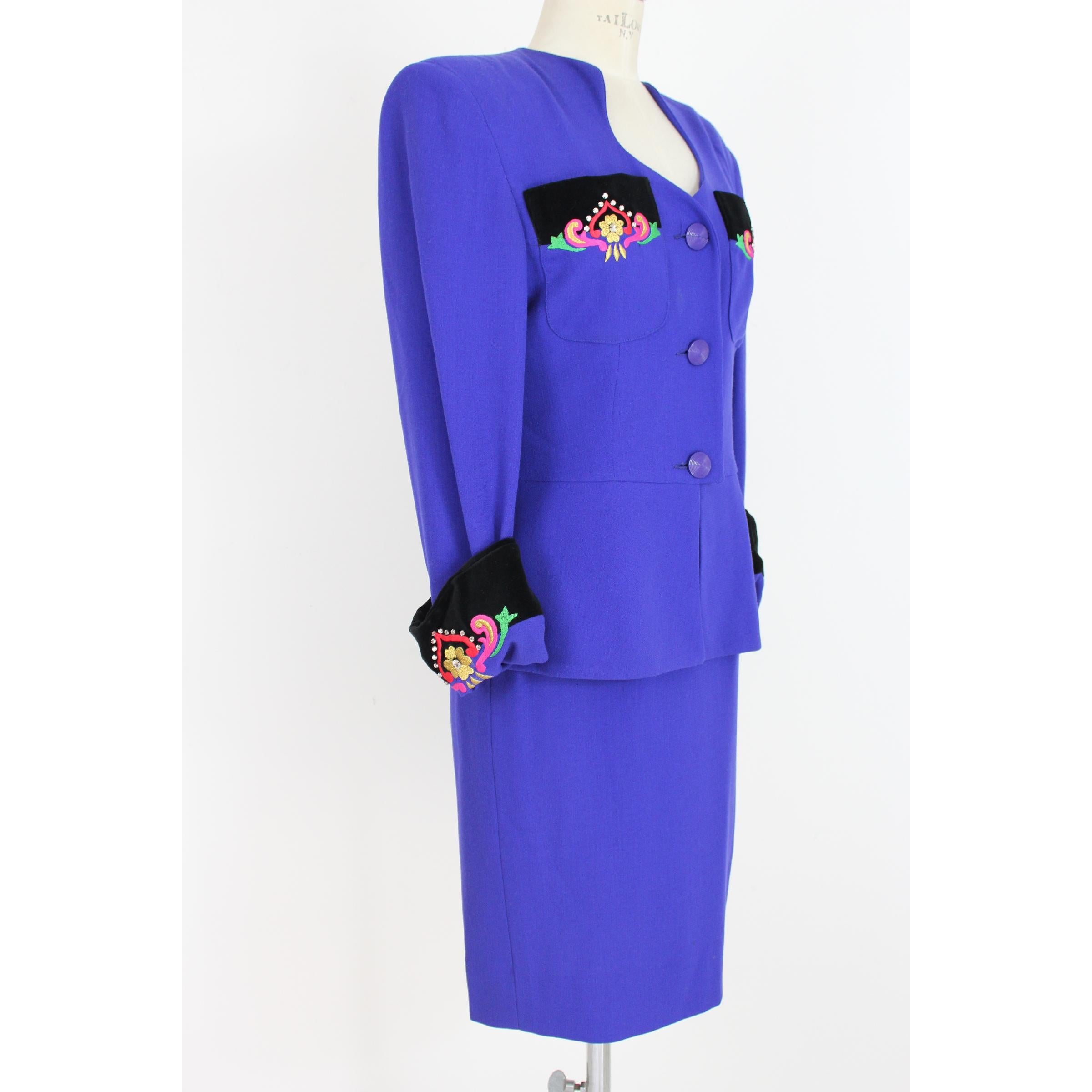 Leonia Polvan 80's vintage women's evening skirt suit. Wool jacket and skirt, blue with floral and rhinestone designs, velvet details. Made in Italy. Excellent vintage condition. 

Size: 44 It 10 Us 12 Uk 

Shoulder: 44 cm 
Bust / Chest: 48 cm