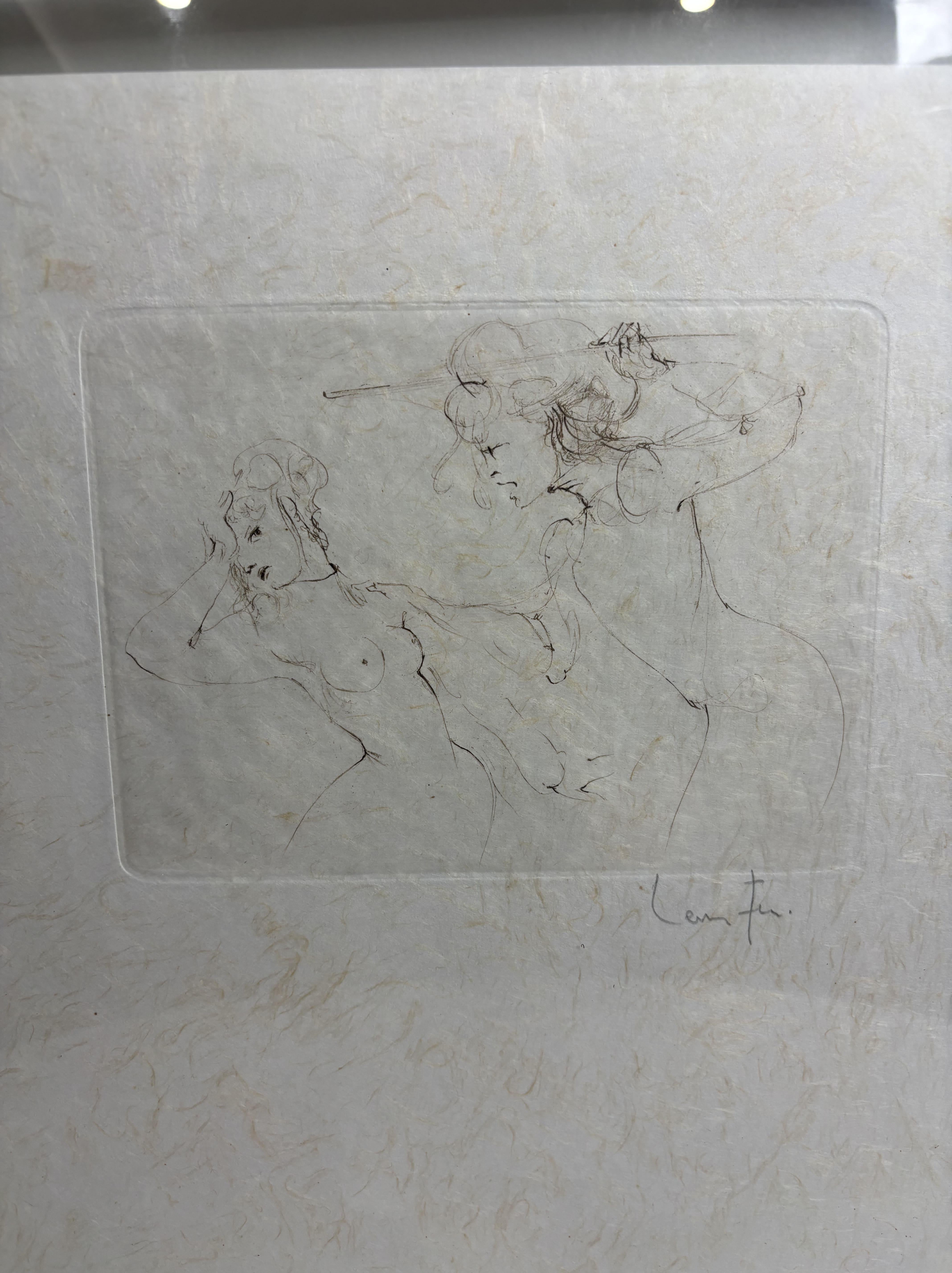 Stampa calcografica originale di Leonor Fini, firmata a mano a matita dall'artista, in basso a destra.  

Scena sensuale e teatrale che ritrae due donne nude in una composizione intima, caratteristica del mondo enirico di Leonor Fini.  

Stampa su