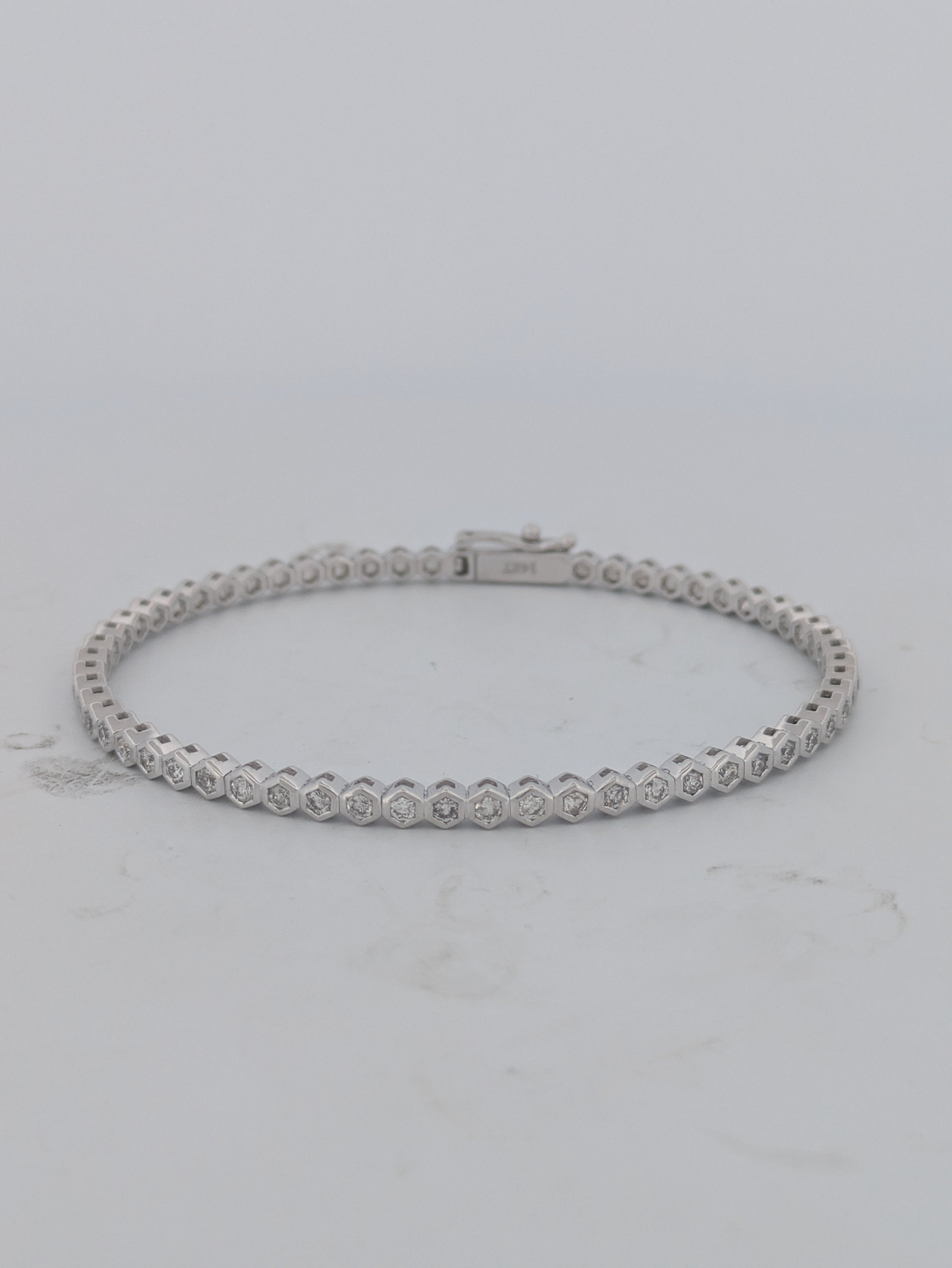 La pulsera Leonora Diamond Bangle redefine el lujo cotidiano con sus diamantes naturales de 1,00 qt engastados en elegantes biseles hexagonales de oro blanco de 14 quilates. Diseñada para la mujer moderna, esta pulsera de 2 mm de ancho ofrece una