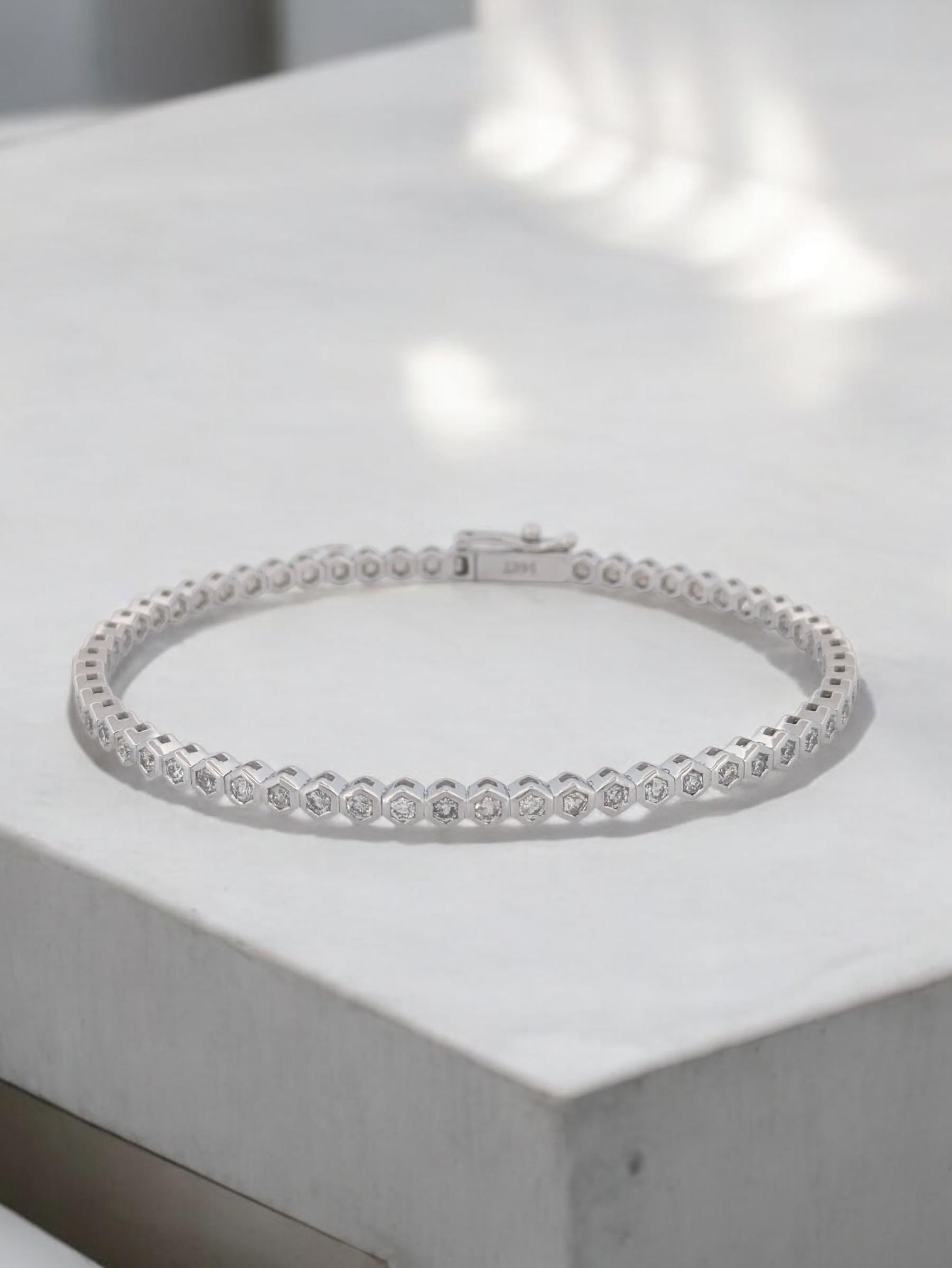 Femenino o masculino Pulsera de diamantes Leonora - Pulsera de tenis hexagonal de oro blanco de 14 quilates en venta