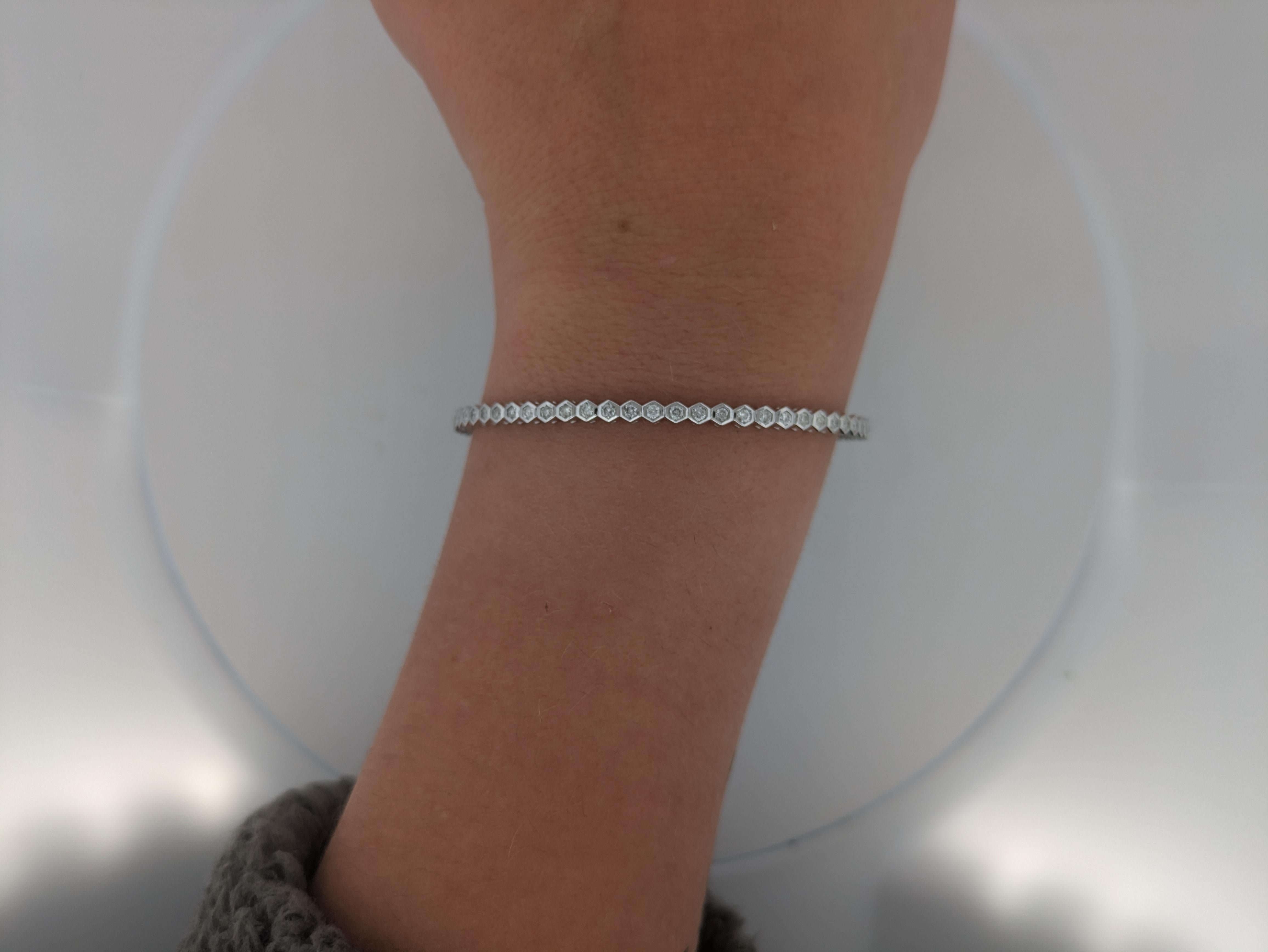 Pulsera de diamantes Leonora - Pulsera de tenis hexagonal de oro blanco de 14 quilates en venta 1