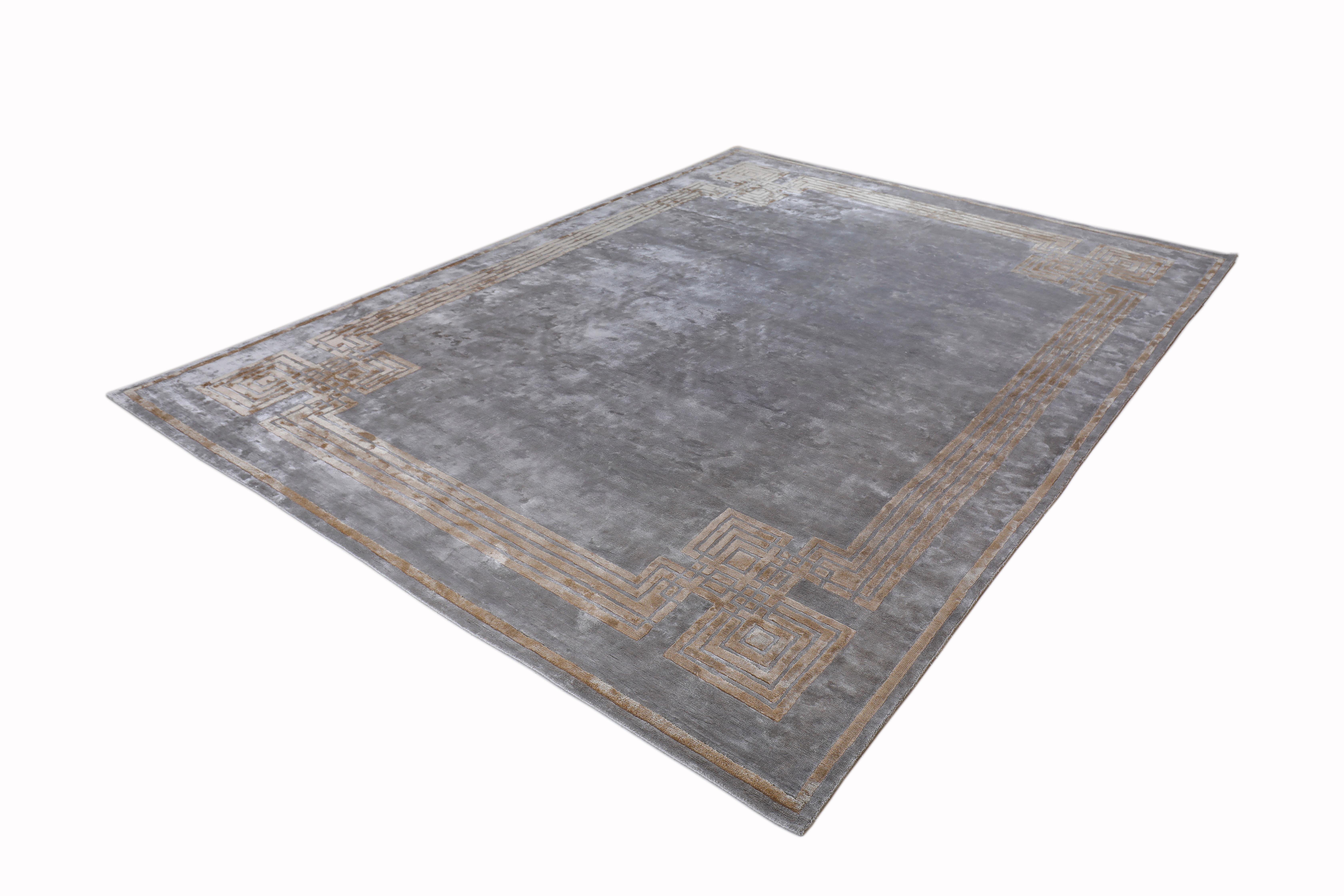 Autre LEONORE Tapis à bordure en soie transitionnel noué à la main, couleur or argenté, fait main en vente
