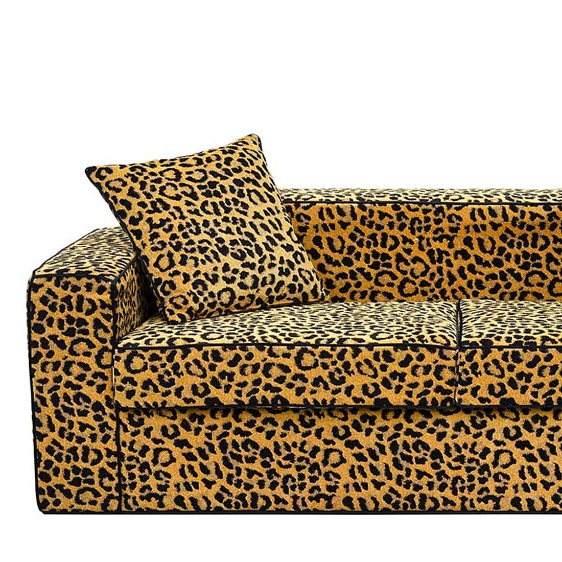 Canapé léopard 2 places en bois
structure. Tapissé et recouvert
avec un tissu léopard en velours lisse. Avec
2 coussins inclus.
Également disponible en tissu velours noir.
Avec 2 coussins inclus.