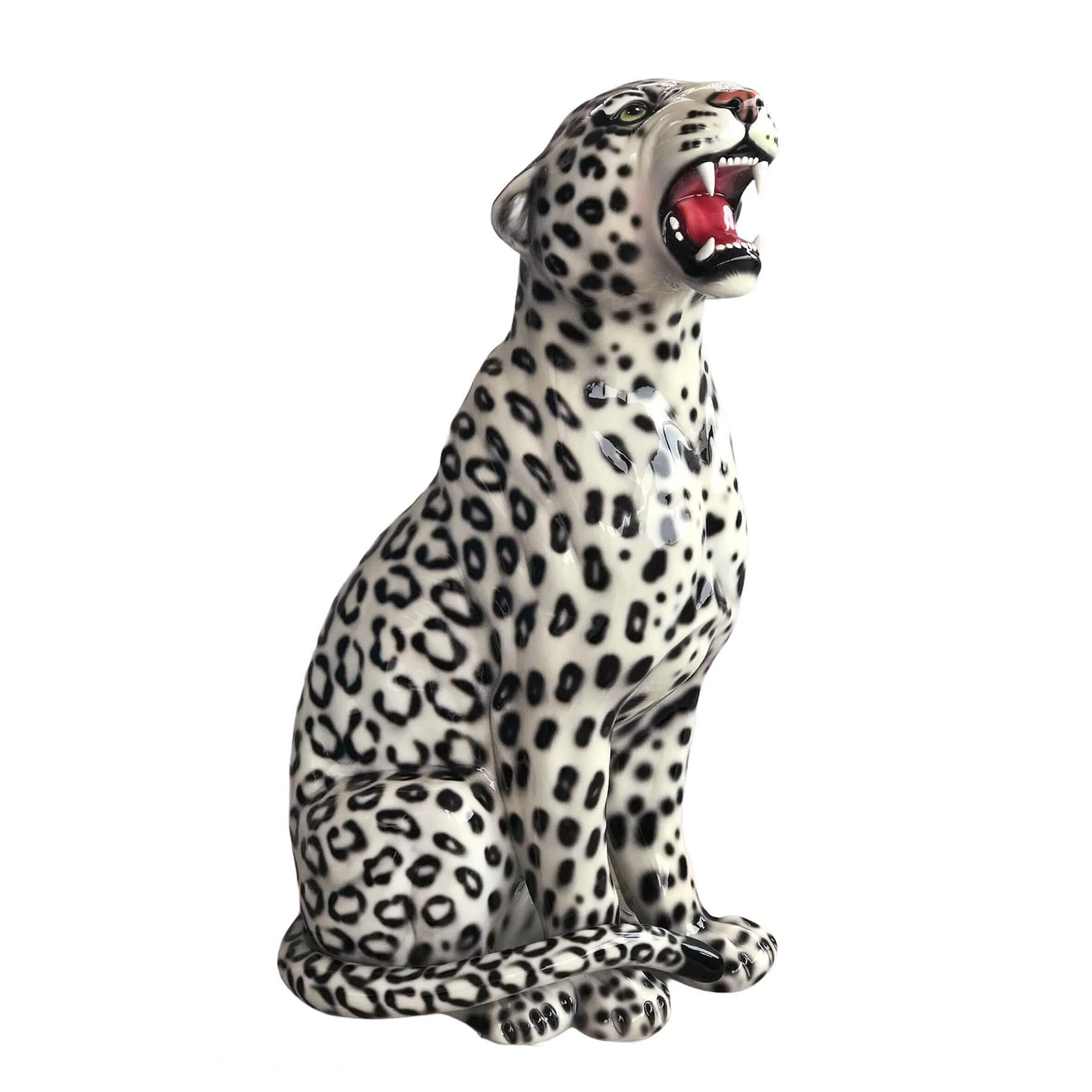 Sculpture leopard black and white left
all in hand-crafted ceramic mad ein Italy.
